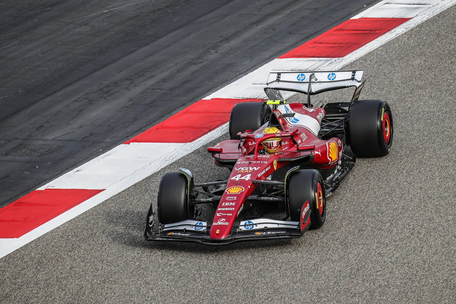 ZONDE! Zeurpiet Hamilton steelt pole van Verstappen in China