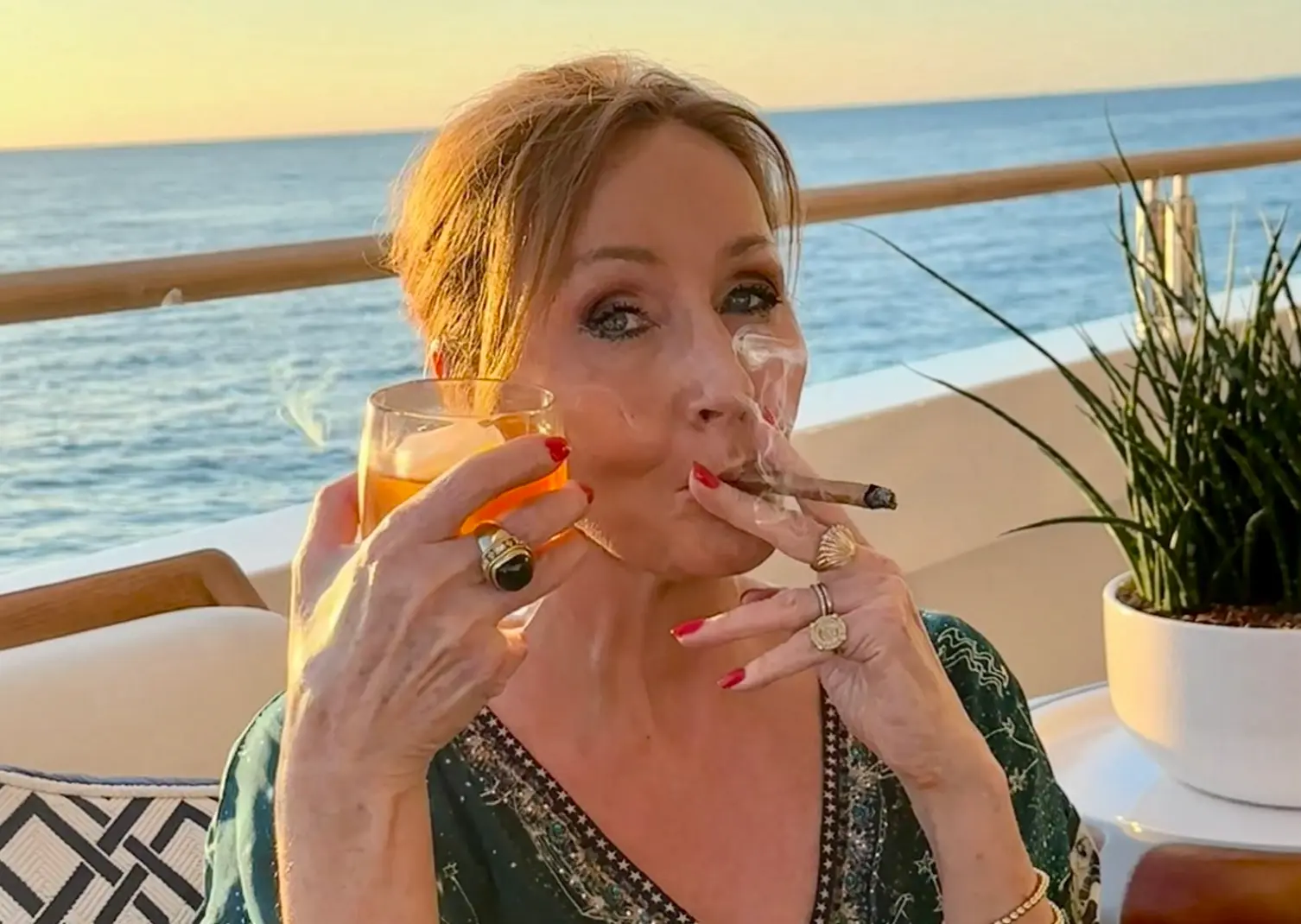 Rowling fileert links conformisme: “Zogenaamd progressief, maar bang voor hun eigen kringetje”
