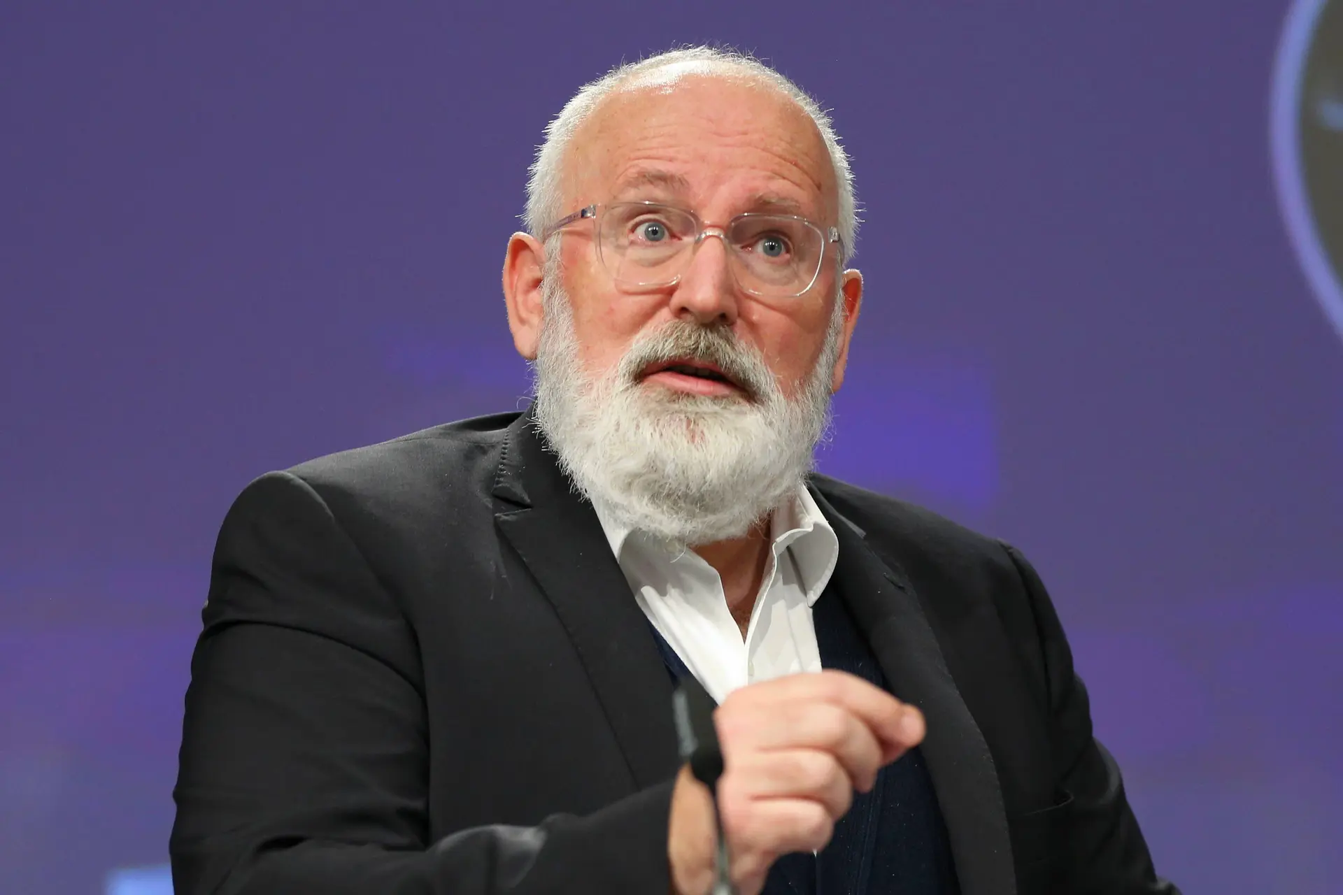 Schandaal rond klimaatplan van Frans Timmermans: "De onderste steen moet boven!"