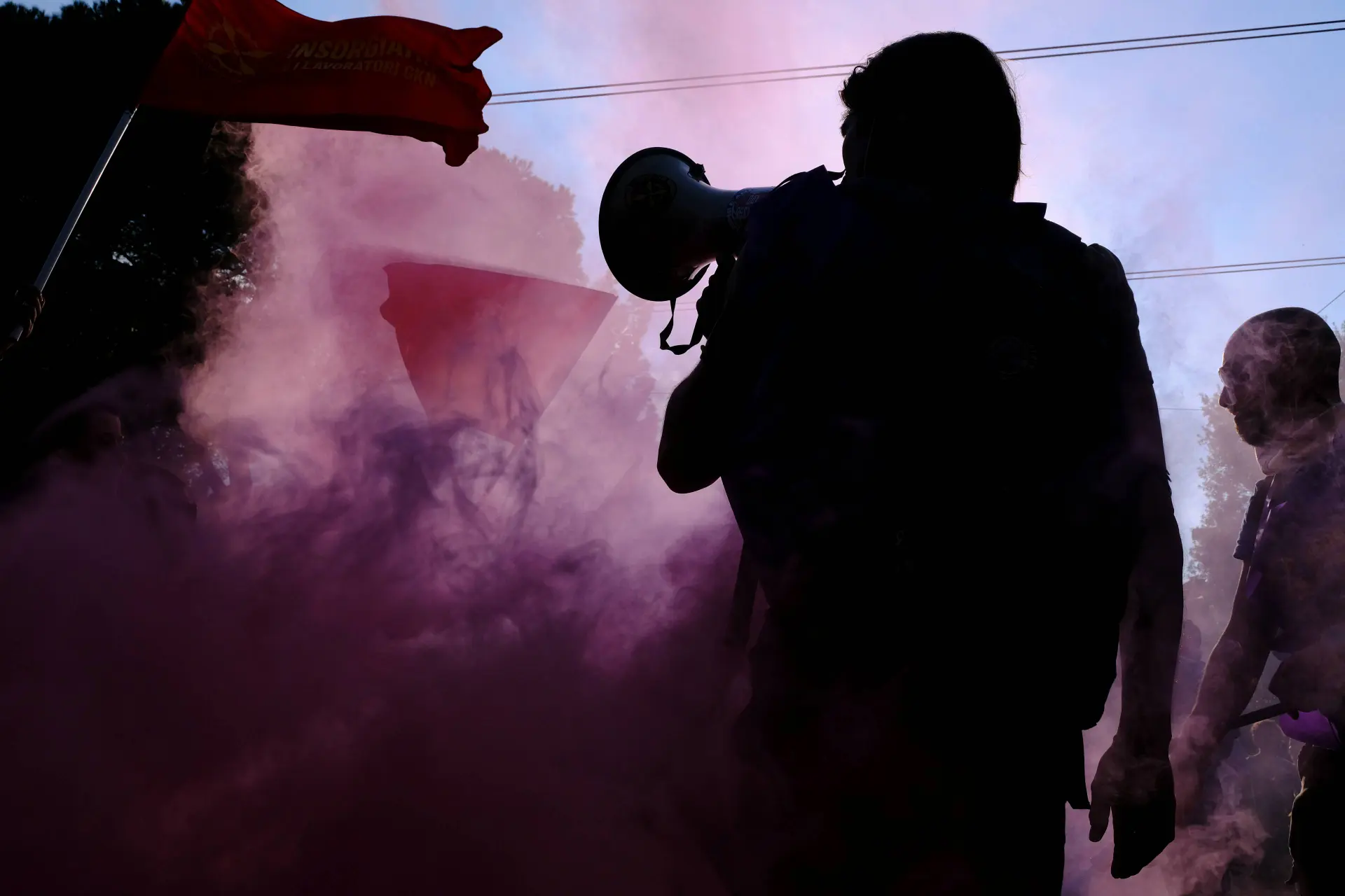Duizenden demonstranten in Rome de straat op tegen ‘Rearm Europe’-plan: “Waanzin!”