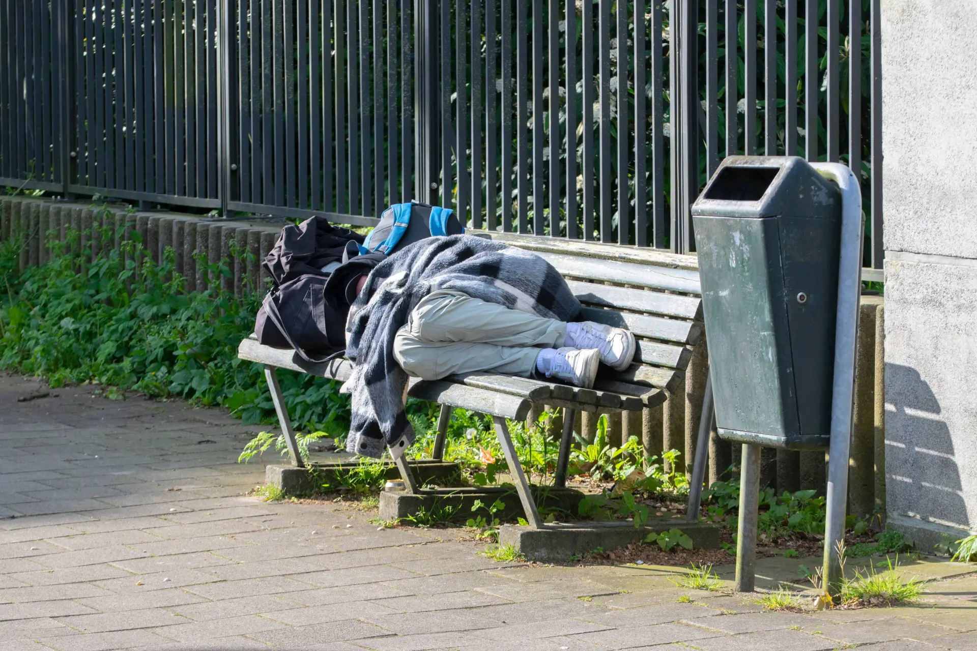 Huizencrisis treft hardwerkende Nederlanders: Maaike (39) dakloos ondanks baan, asielgezinnen krijgen wel huis – tijd voor asielstop?