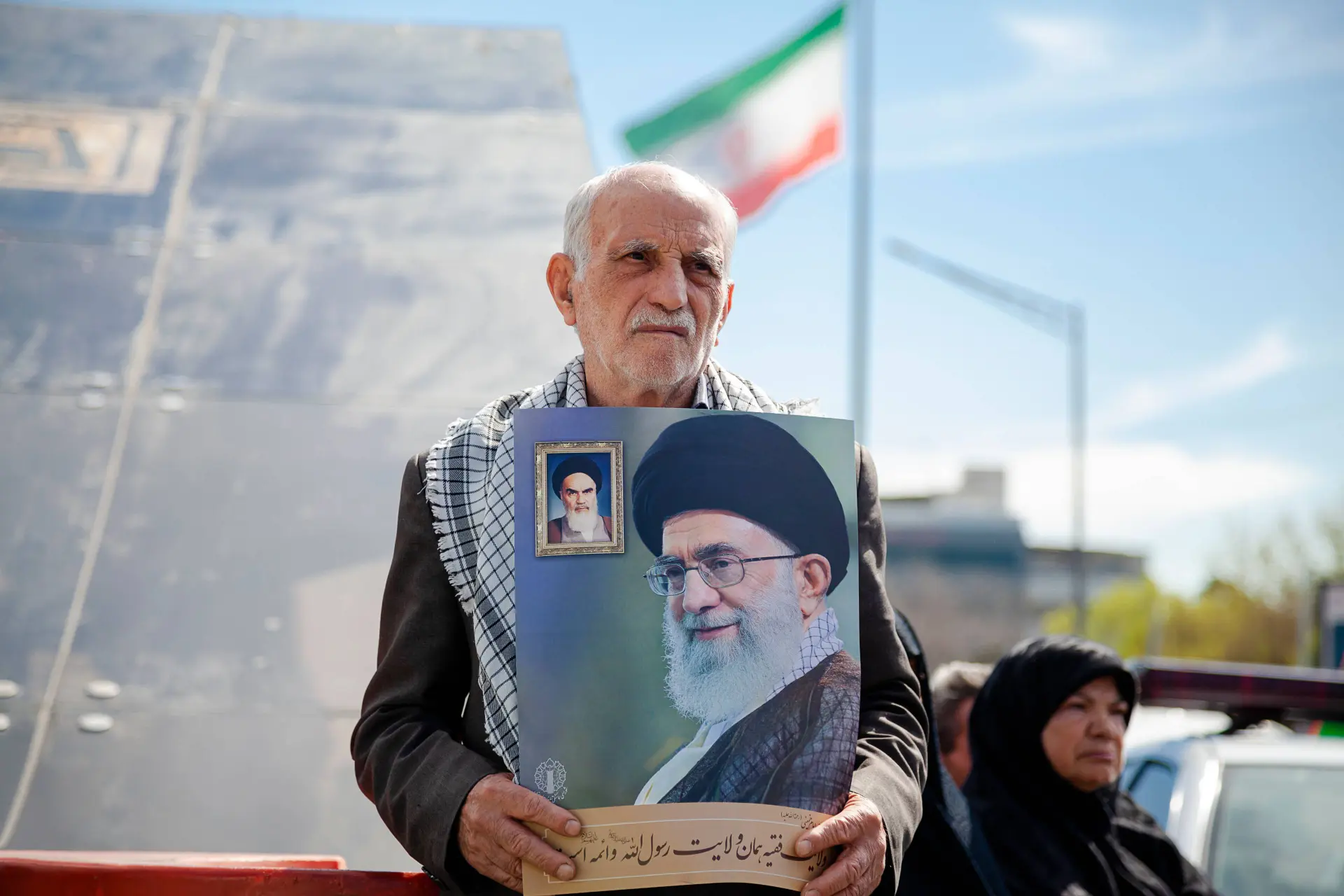 VS praat met Iran (hoop?), maar Tucker waarschuwt: 'Oorlog is suïcidaal!'