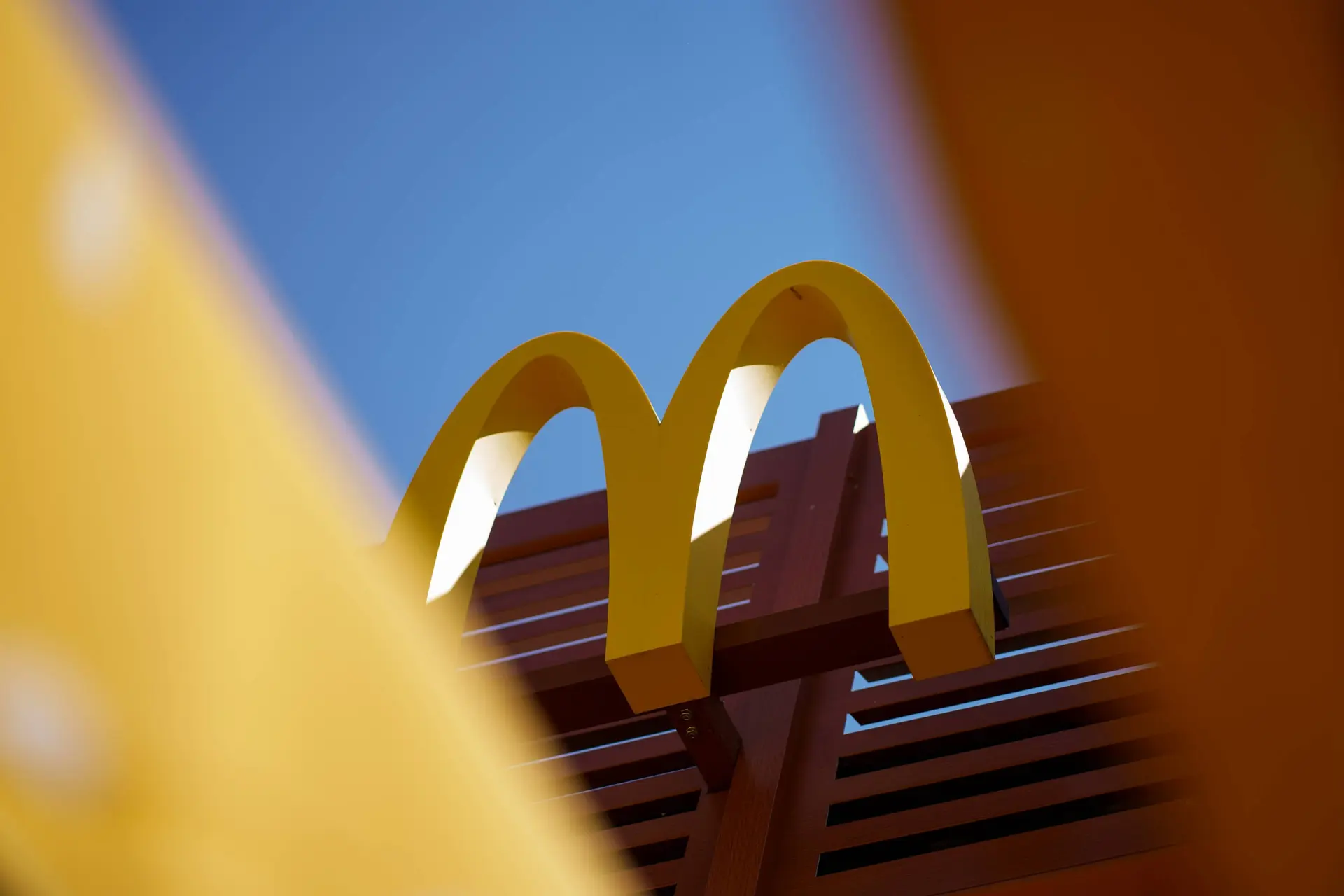 Knetter! 17-jarige steekt leeftijdsgenoot neer in overvolle McDonald’s Breda