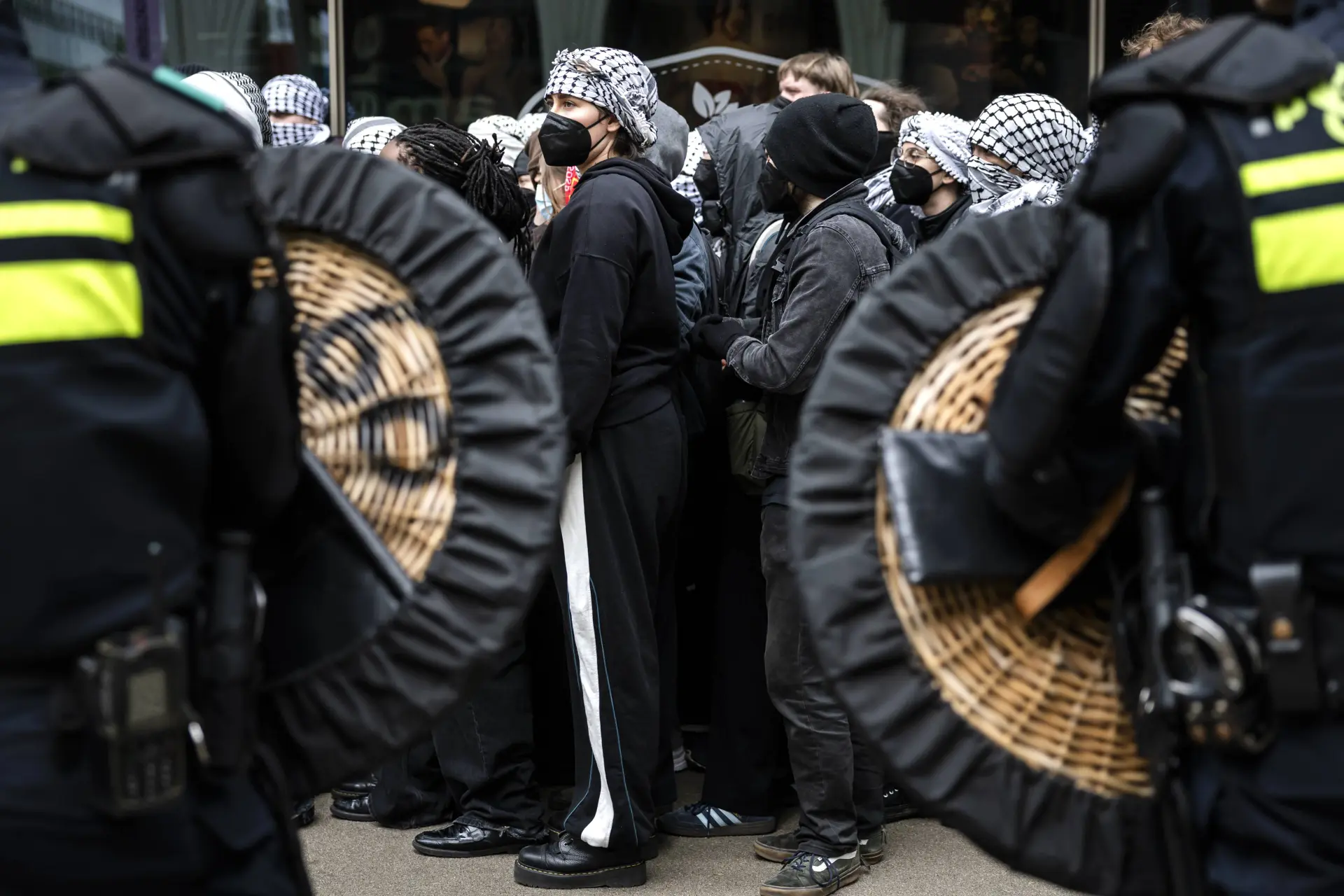75 Arrestaties bij "Pro-Palestina" Bezetting Universiteit Den Haag: Tuig Opgepakt!