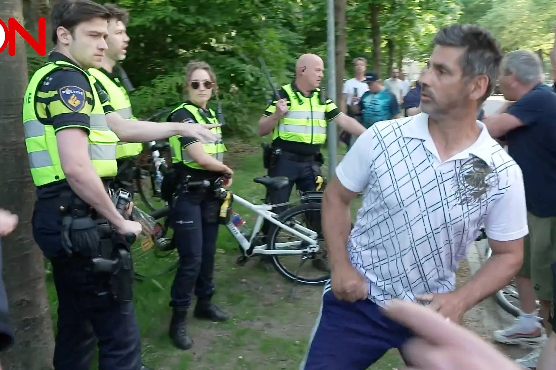 Ongelooflijk: geen arrestaties in Scheveningen, wél bij vreedzame demonstratie in Uden