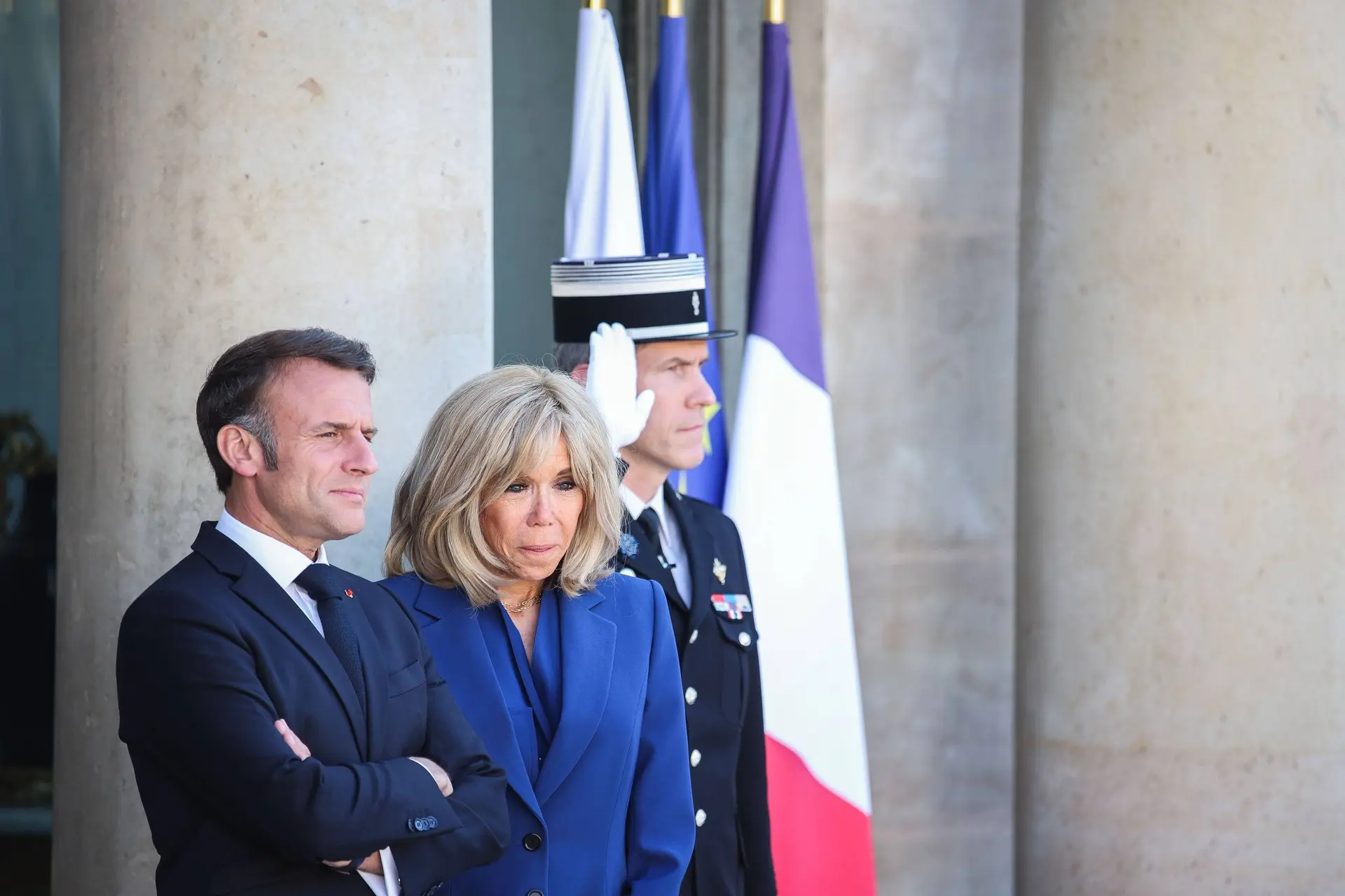 Macron krijgt klap van Brigitte bij aankomst in Vietnam – en doet alsof het normaal is