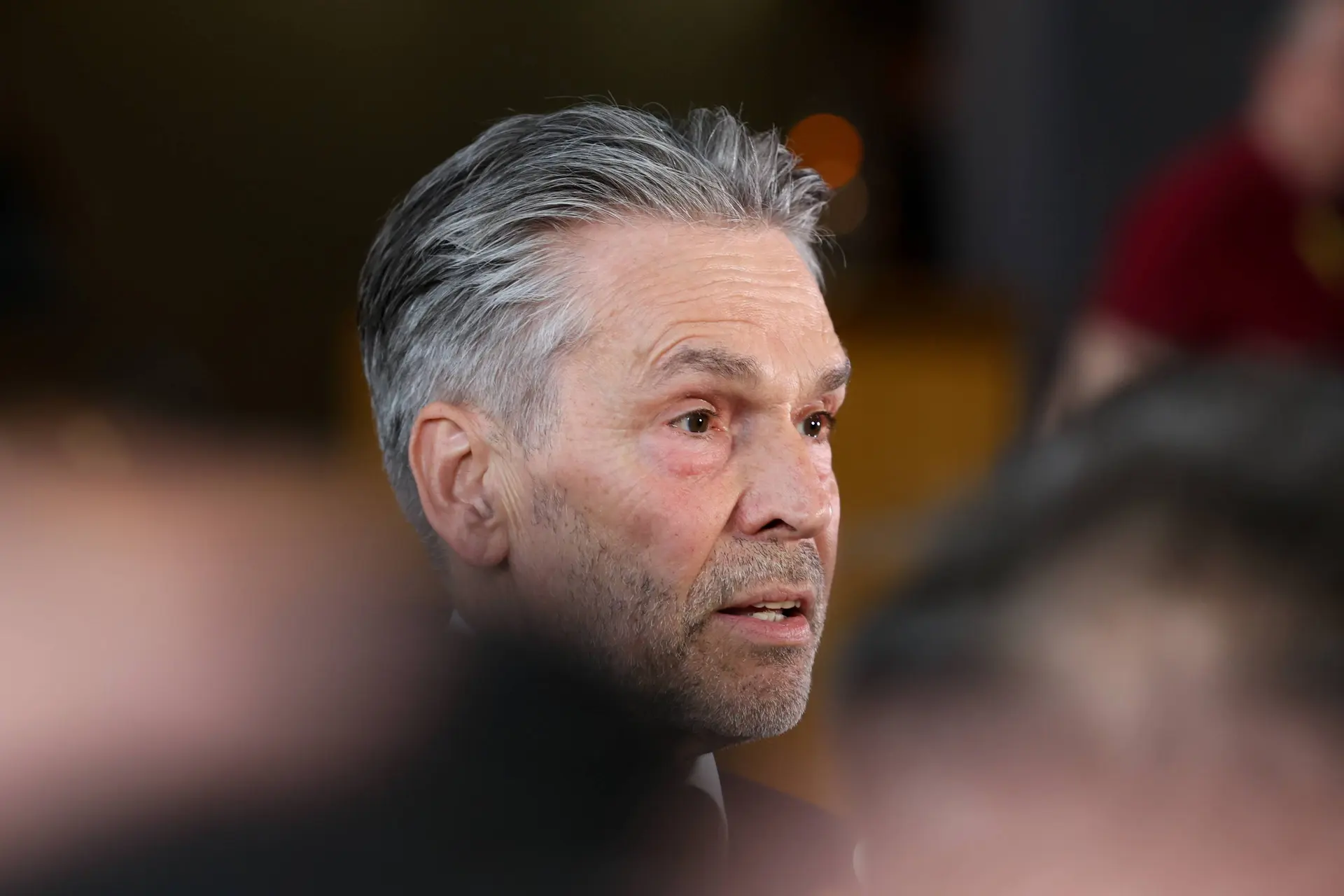 AD zet ongekozen premier Dick Schoof schaamteloos op een voetstuk