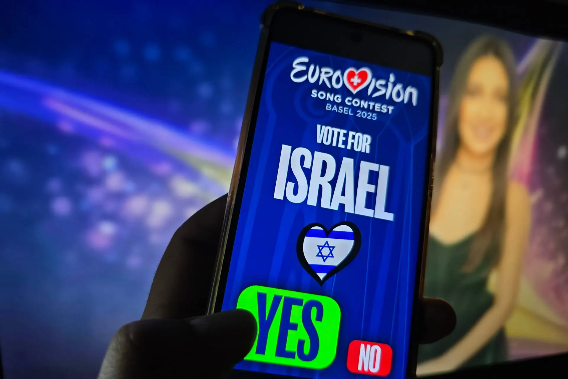 Beveiliging grijpt nét op tijd in bij protestactie tegen Israëlische zangeres Yuval Raphael