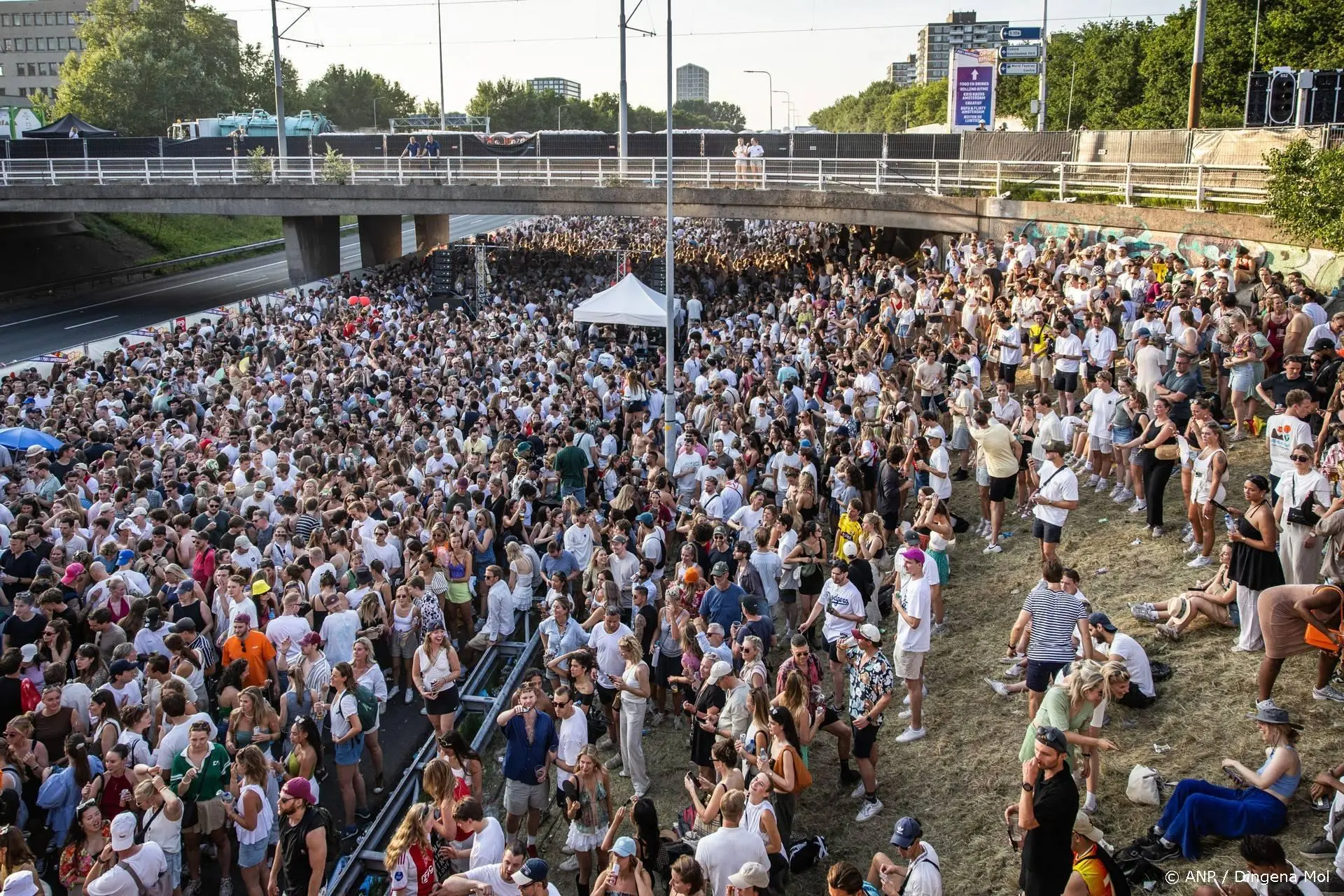 Tijdelijk stilgelegd feest Ringfestival gaat door na maatregelen