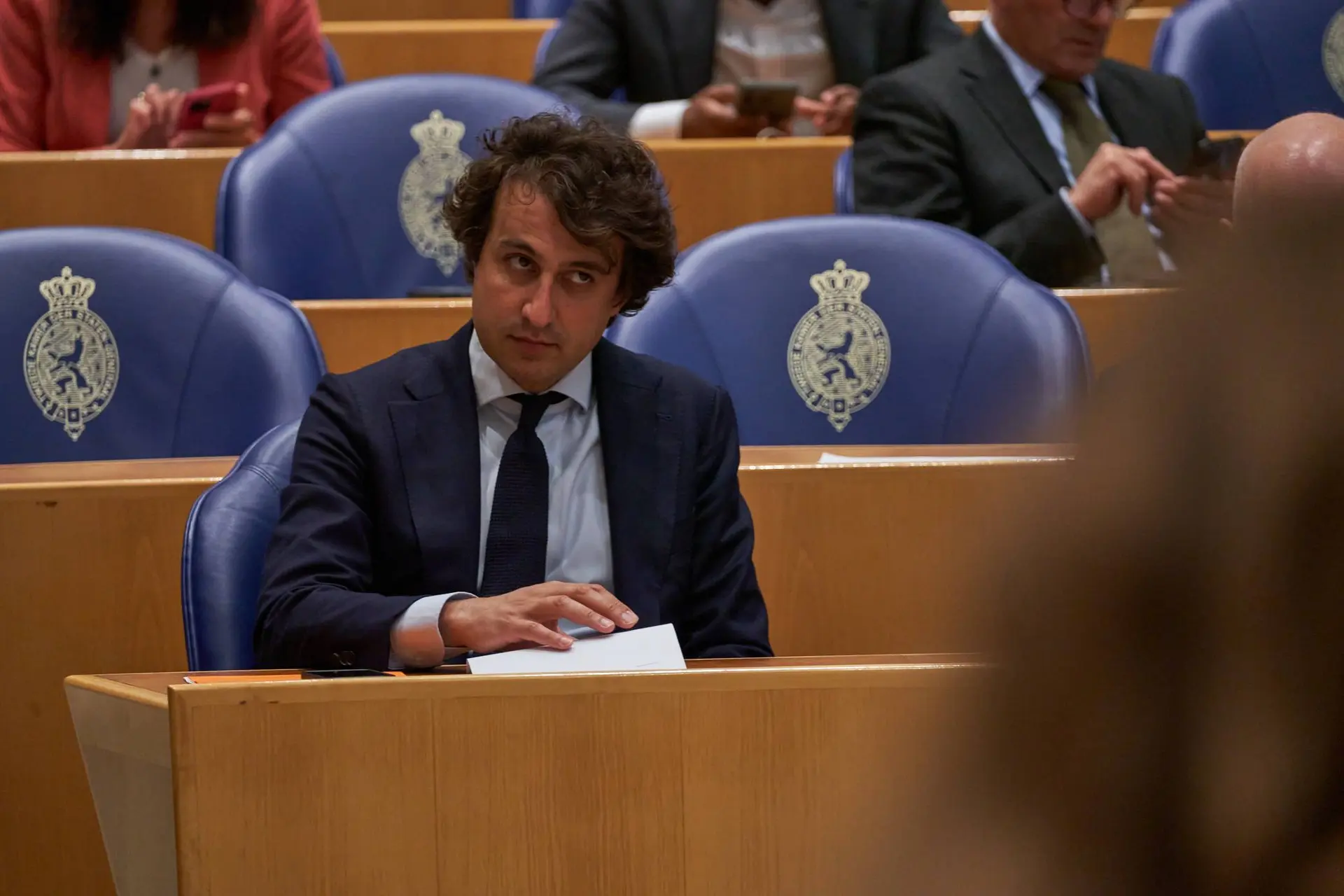 Klaver profiteert van bekladding posters: maar wie gelooft dat dit écht PVV-actie is?