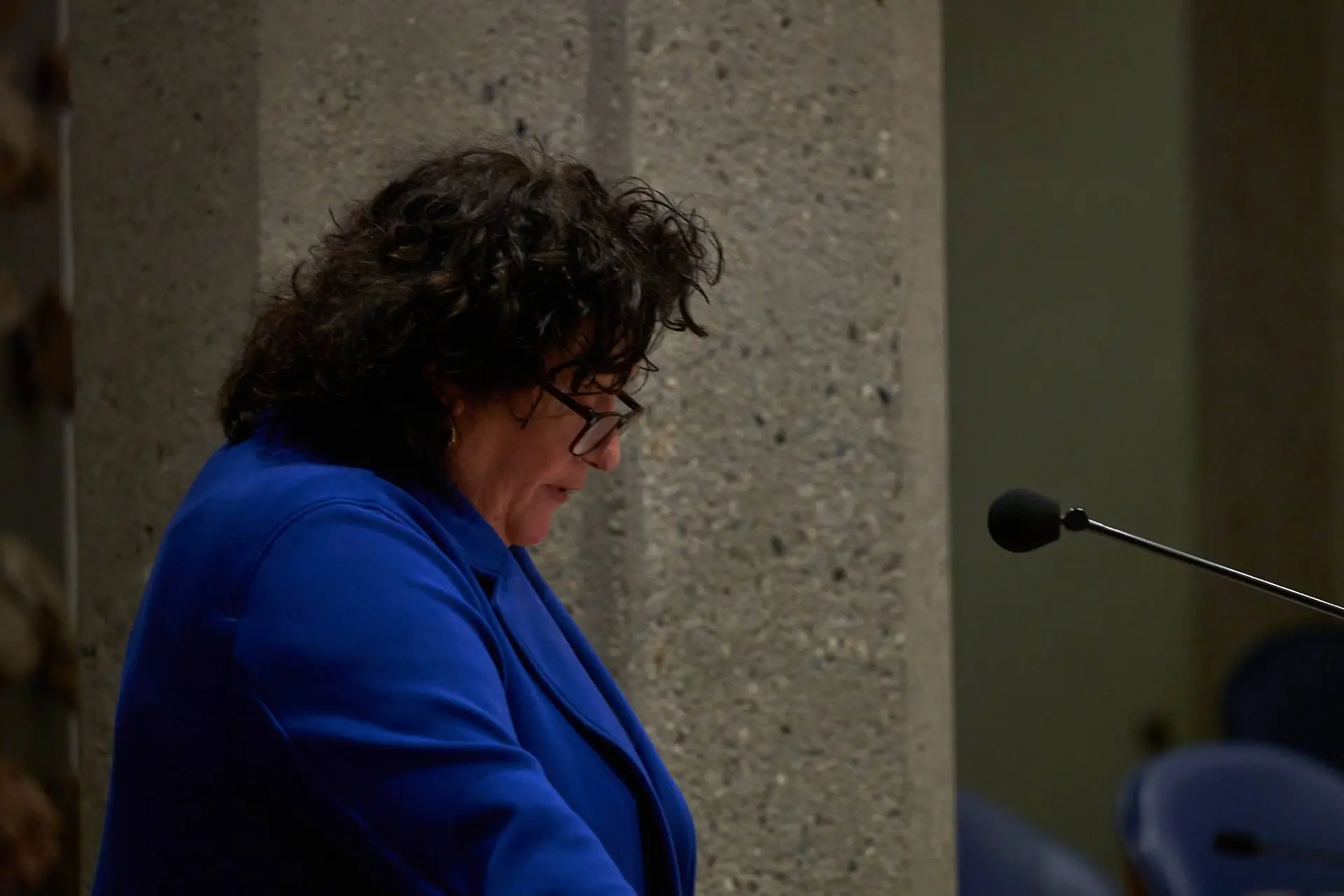 Caroline bijt zich vast: Mona móet asielminister worden