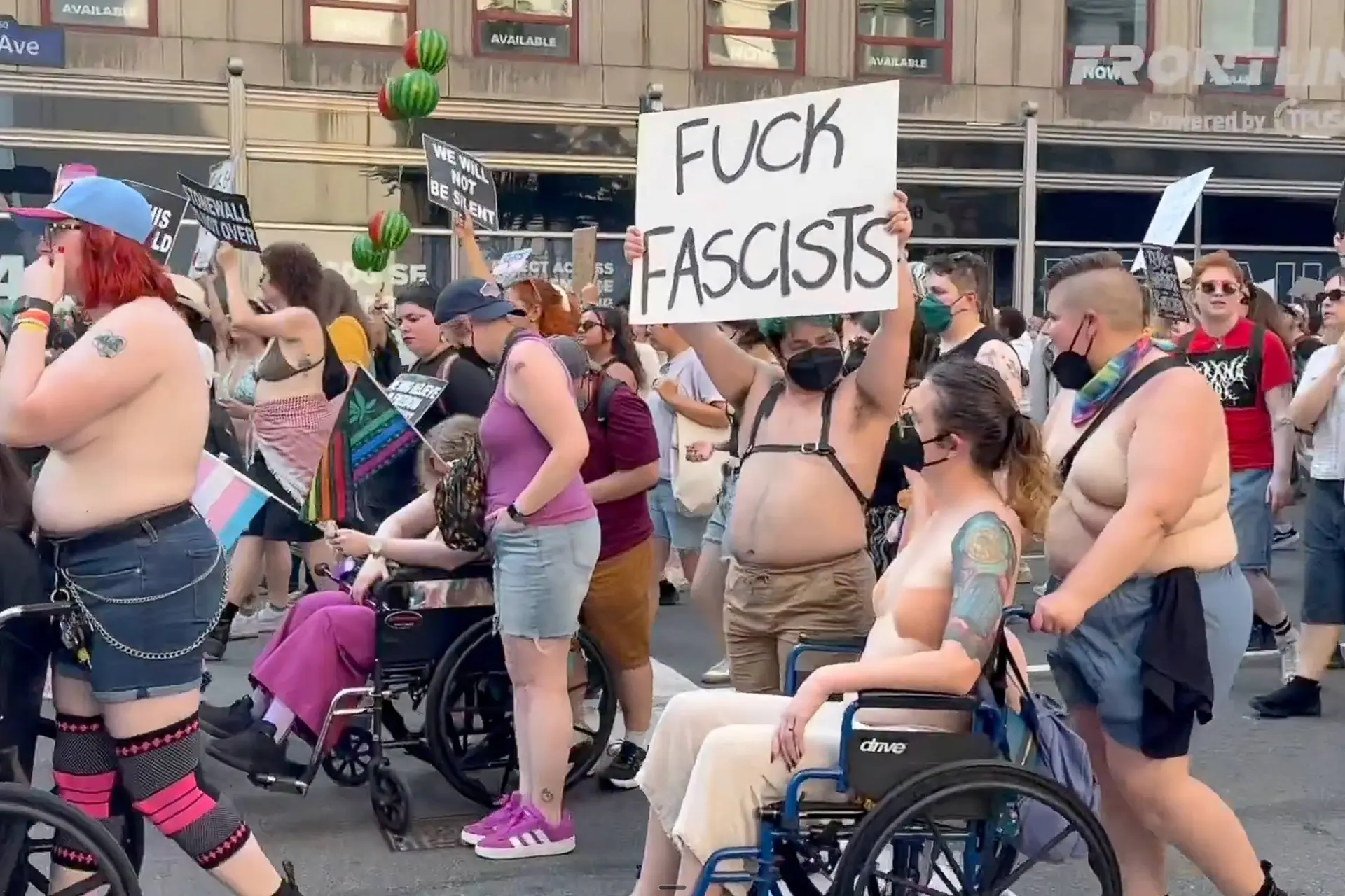 Hilarische beelden NYC Pride: lelijker, ranziger en lachwekkender wordt het niet!