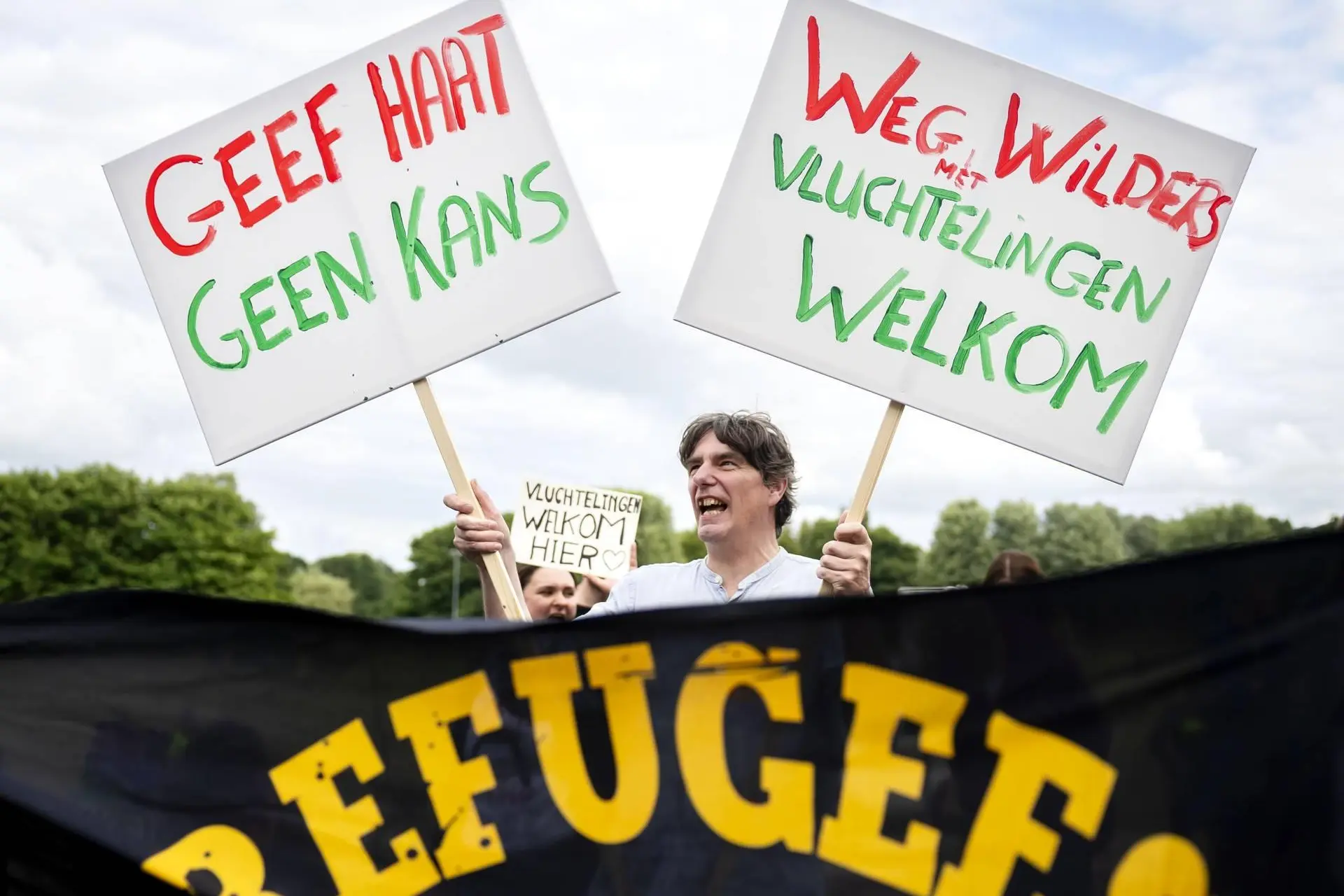 Zwolle stemt ondanks protesten in met azc voor 400 asielzoekers