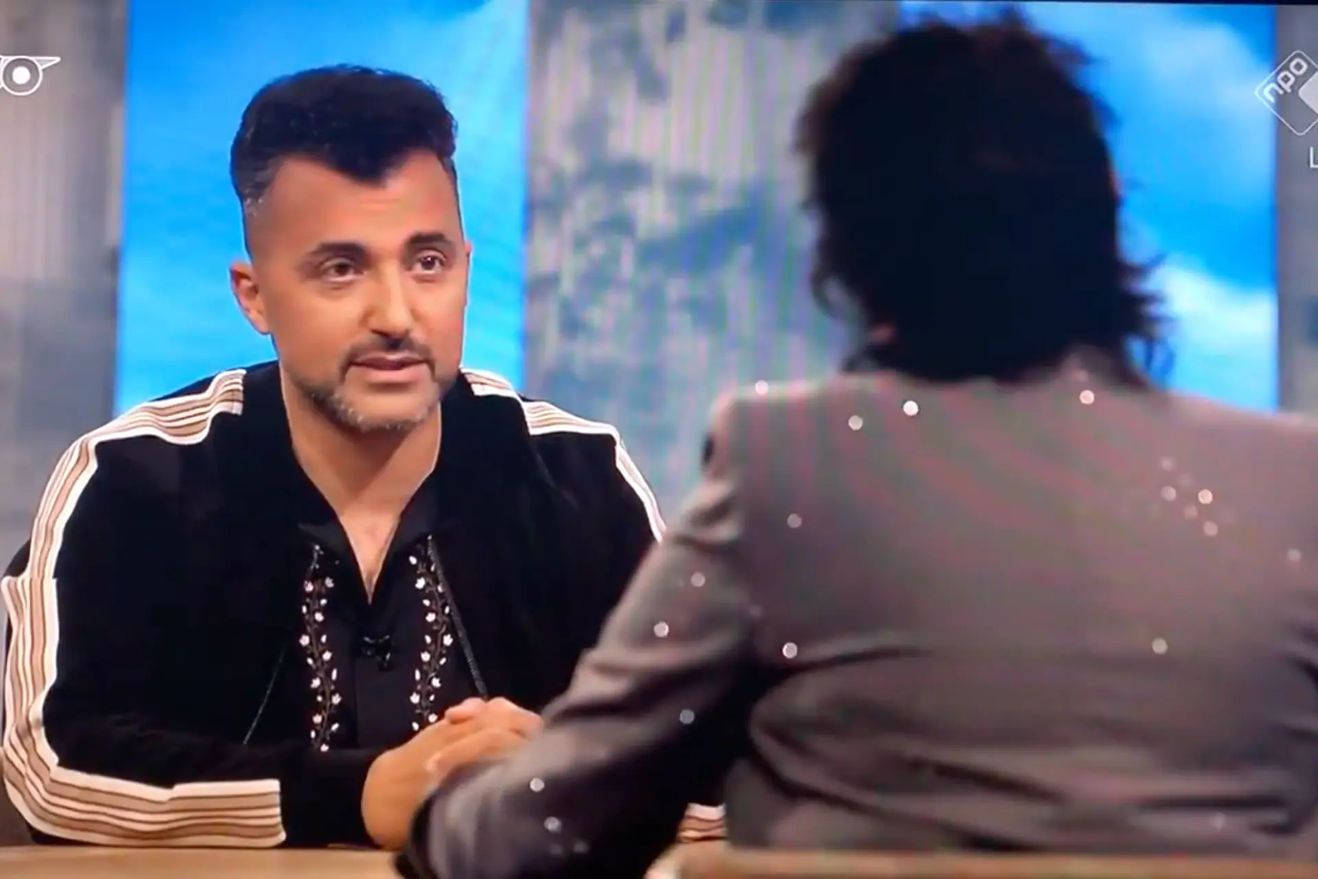 Zomergasten met Özcan Akyol flopt: kijkers massaal afgehaakt bij zelfverheerlijkende deuger