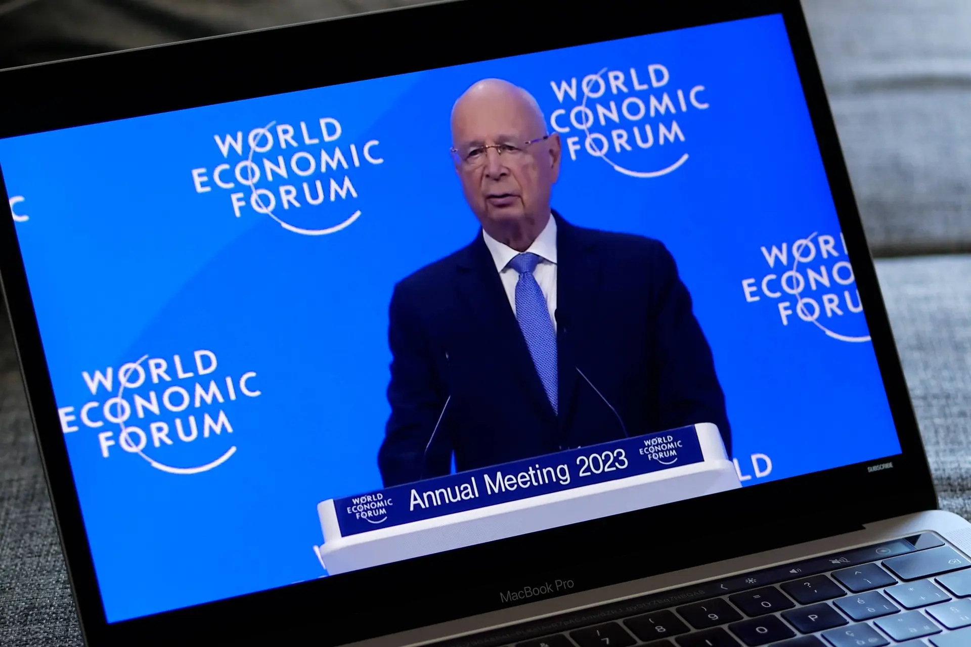 WEF-oprichter betrapt: misbruik, luxe en macht zonder controle