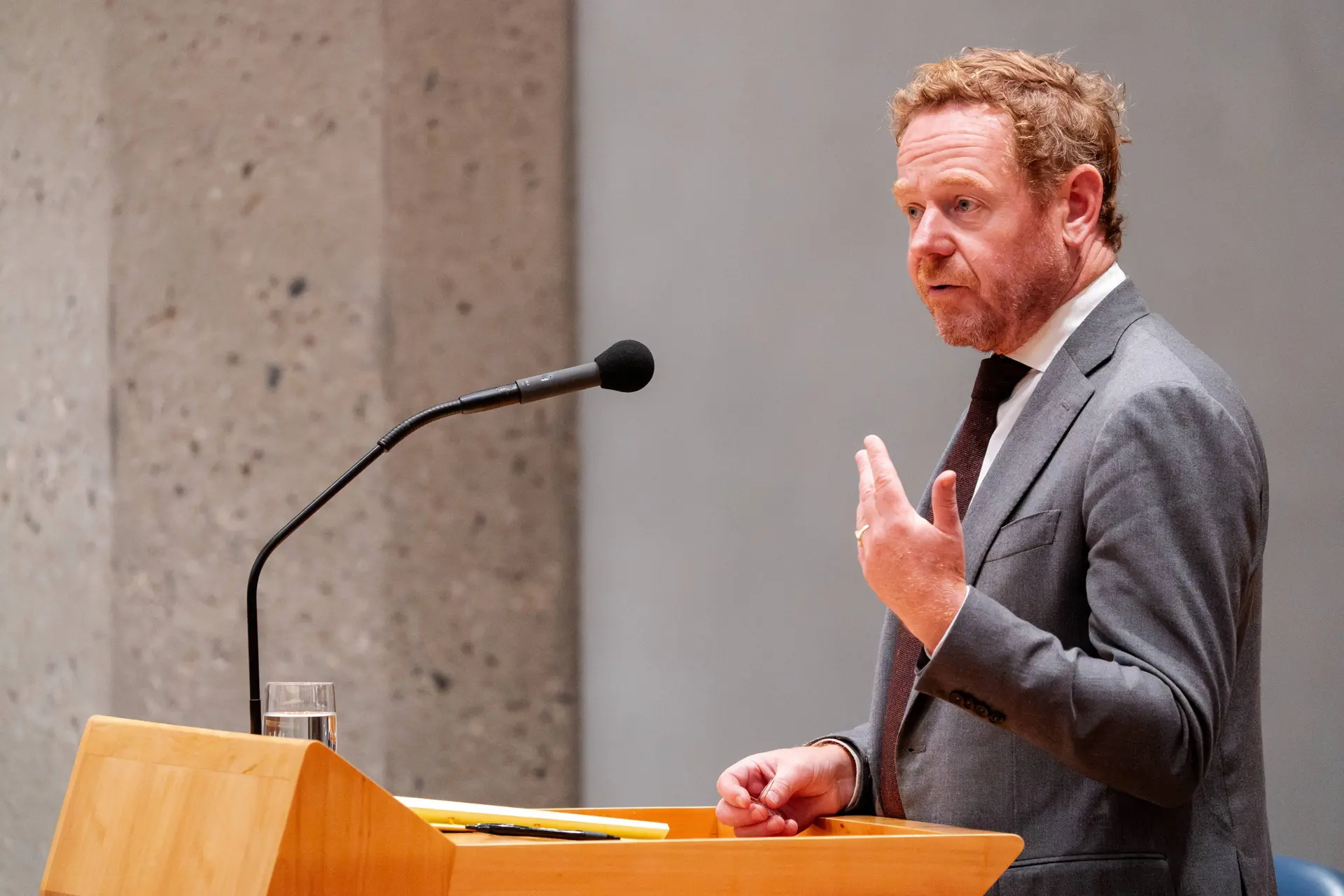 Minister Van Weel speelt voor regentenheertje: Wilders mag zich niet meer met het volk bemoeien