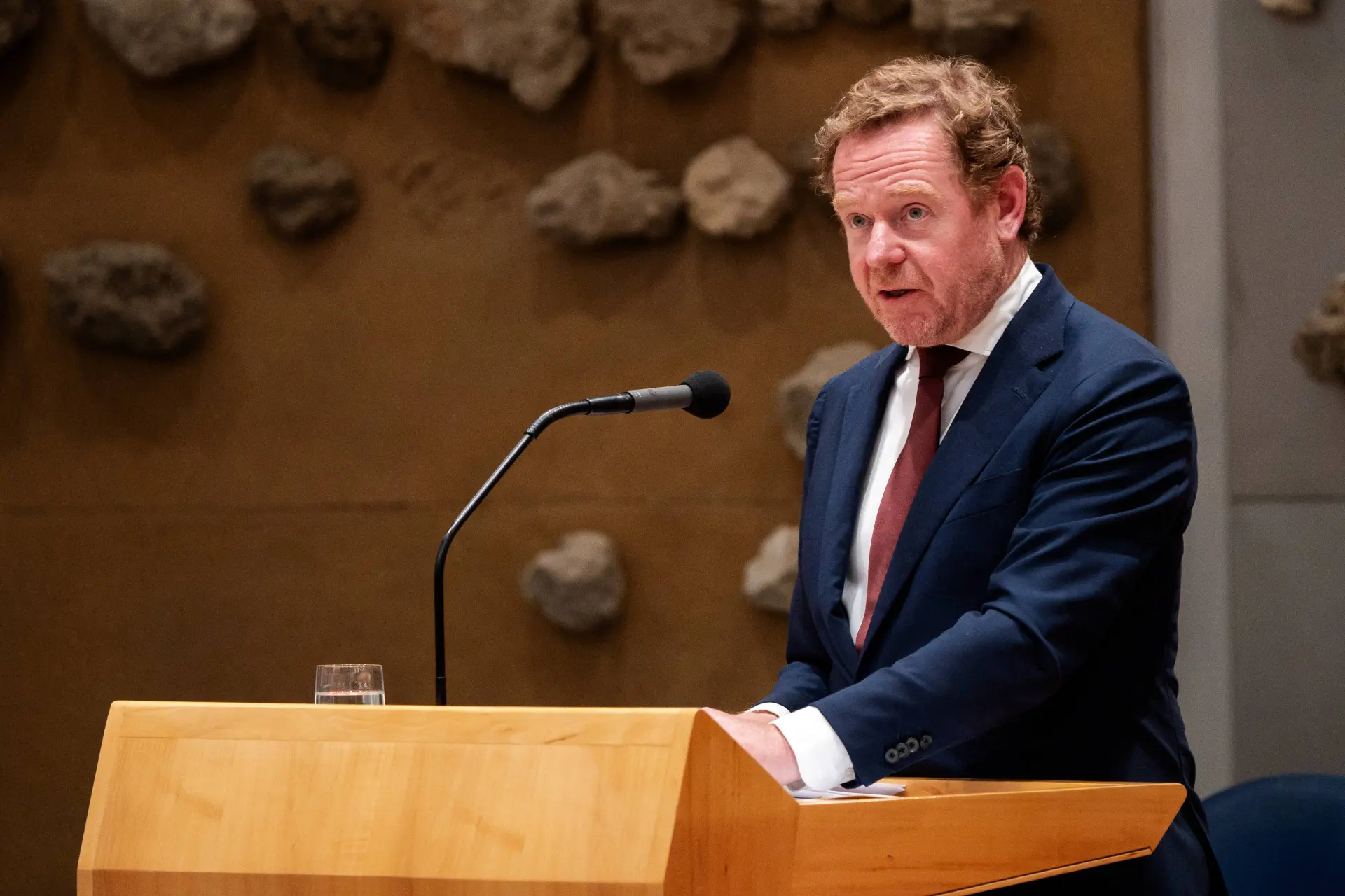SCHOK: Van Weel stuurt Afghaanse vrouwen terug naar Taliban – "Niet iedere vrouw loopt gevaar!"