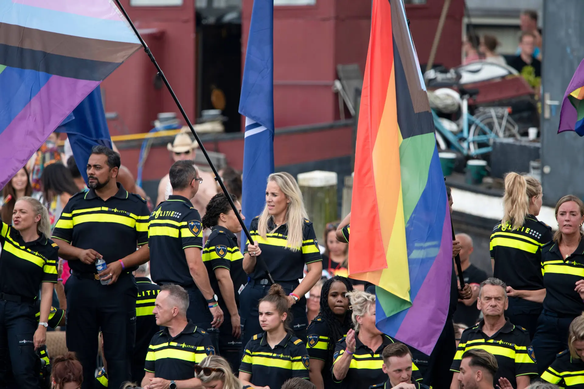 Kansenparel grijpt agent in kruis en slaat ander in gezicht bij COA Amsterdam