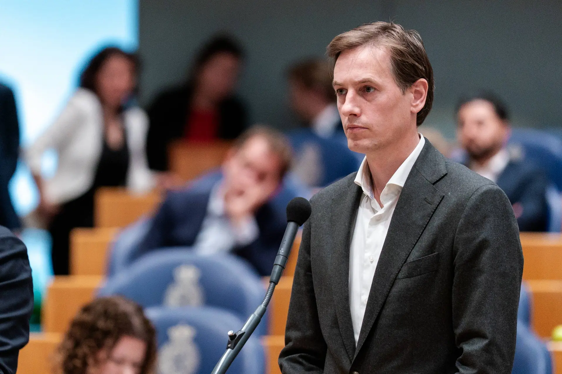 Volt komt met waanzinnig plan: Tata slopen, basisinkomen uitdelen en EU-leger bouwen
