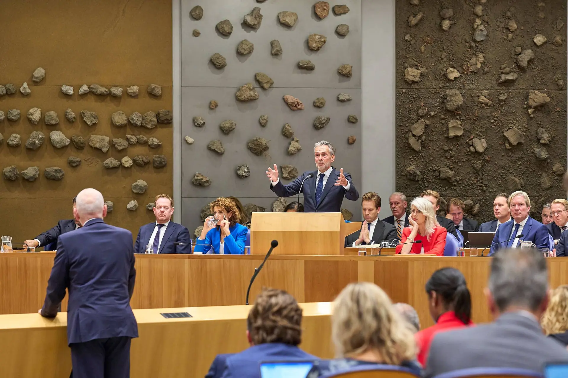 Politici willen zichzelf weer eens een loonsverhoging geven — en de burger mag het betalen