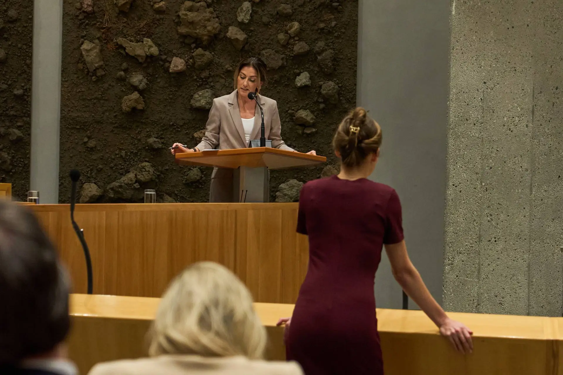 FVD’s Lidewij de Vos fileert VVD-leider Yesilgöz: “Waarom economie kapotmaken voor klimaatdroom?”