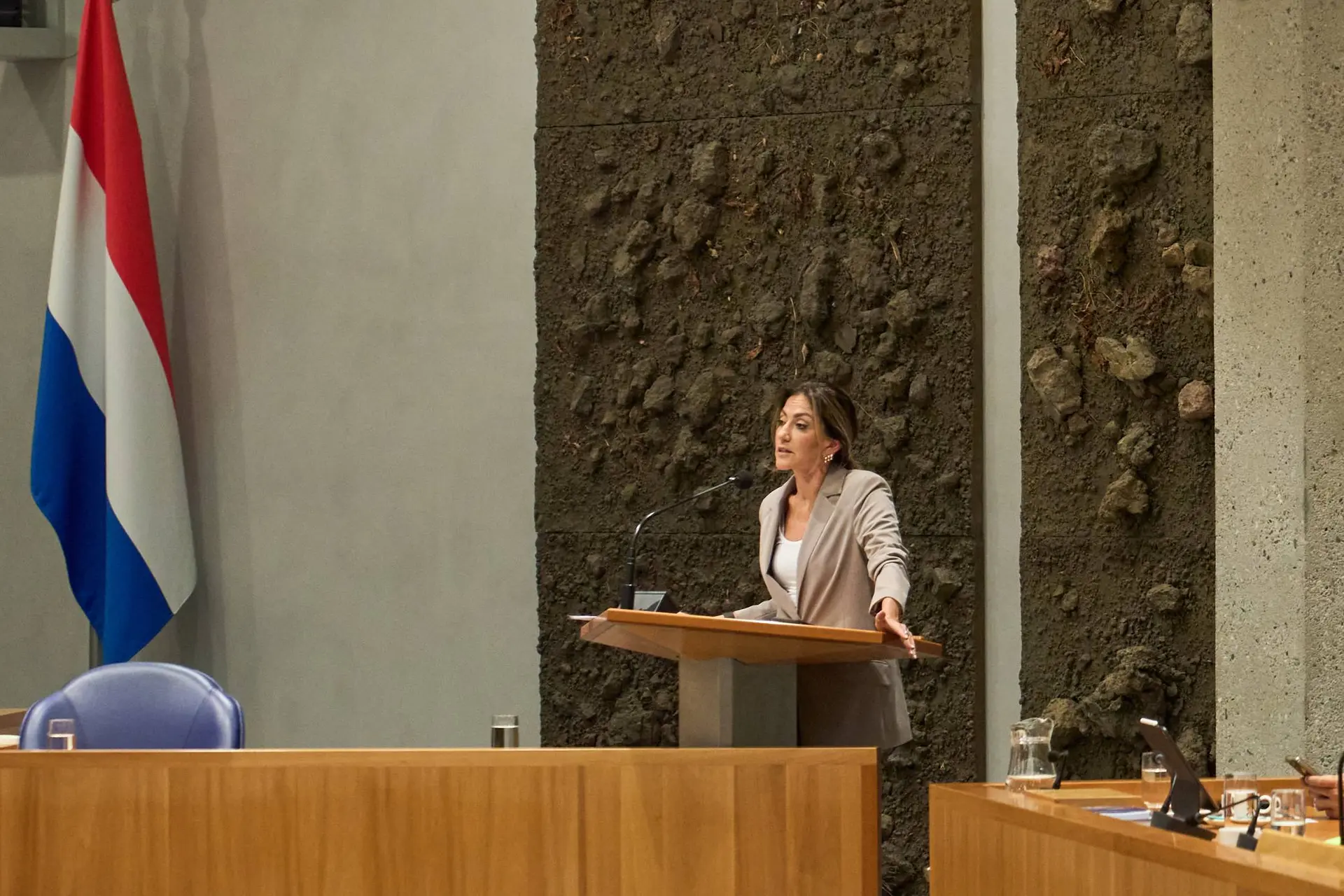 VVD in paniek: interne chaos en dalende peilingen - Yeşilgöz stort partij verder in de afgrond