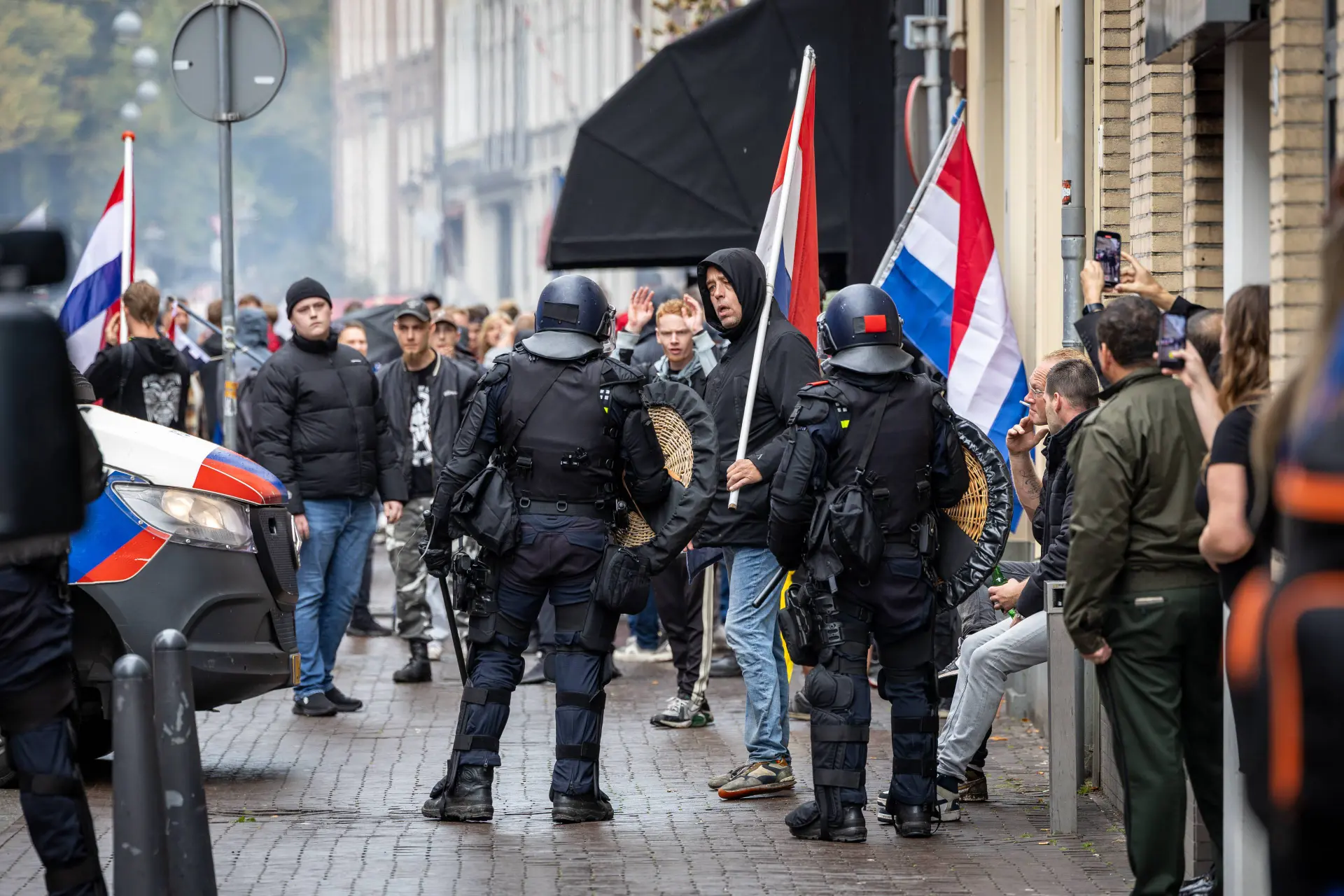 Cruciaal protest op de Dam tegen massa-immigratie: vreedzaam laten verlopen is sleutel