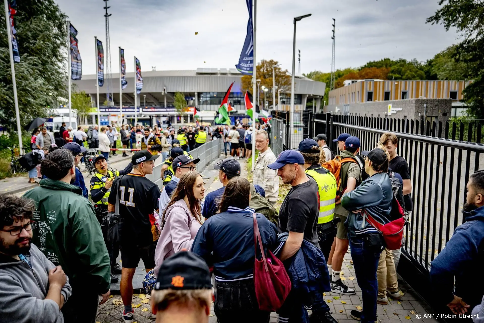 Pro-Palestijnse demonstranten bij stadion EK Honkbal in Rotterdam