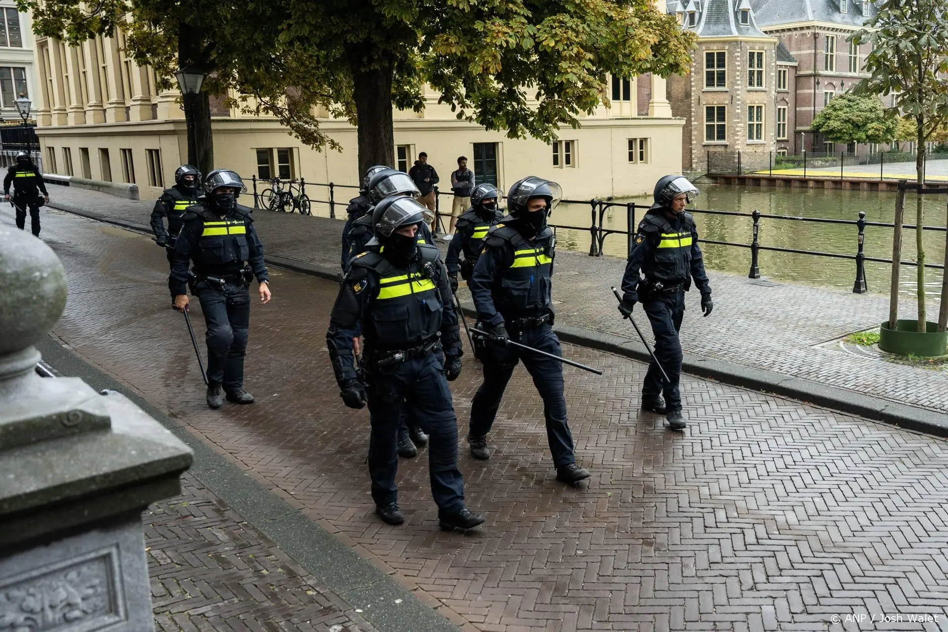 Ook monumentale Binnenhof beschadigd door rellen in Den Haag