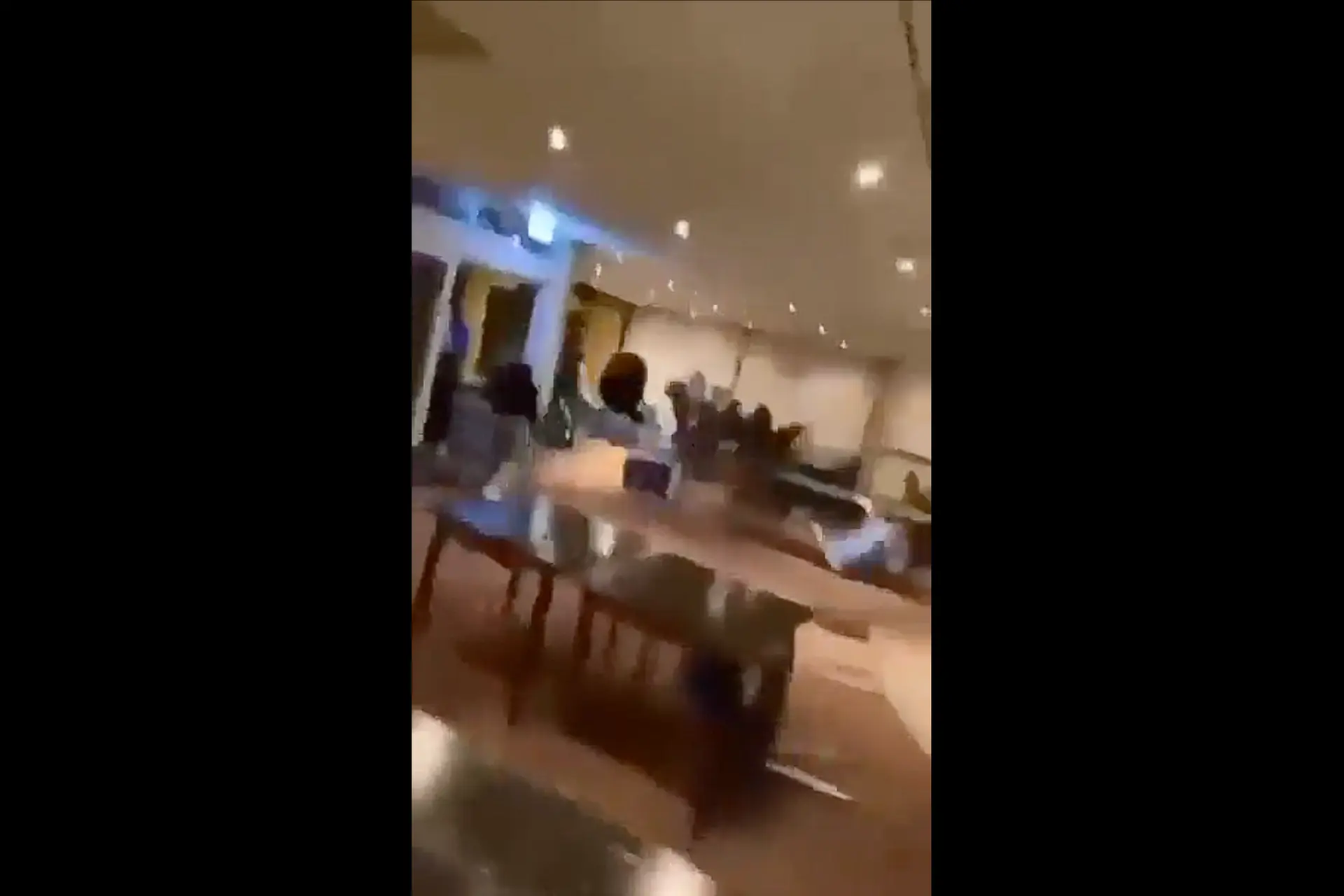 Schokkende beelden uit AZC Lochem: asielzoekers slopen hotellobby tijdens massale vechtpartij