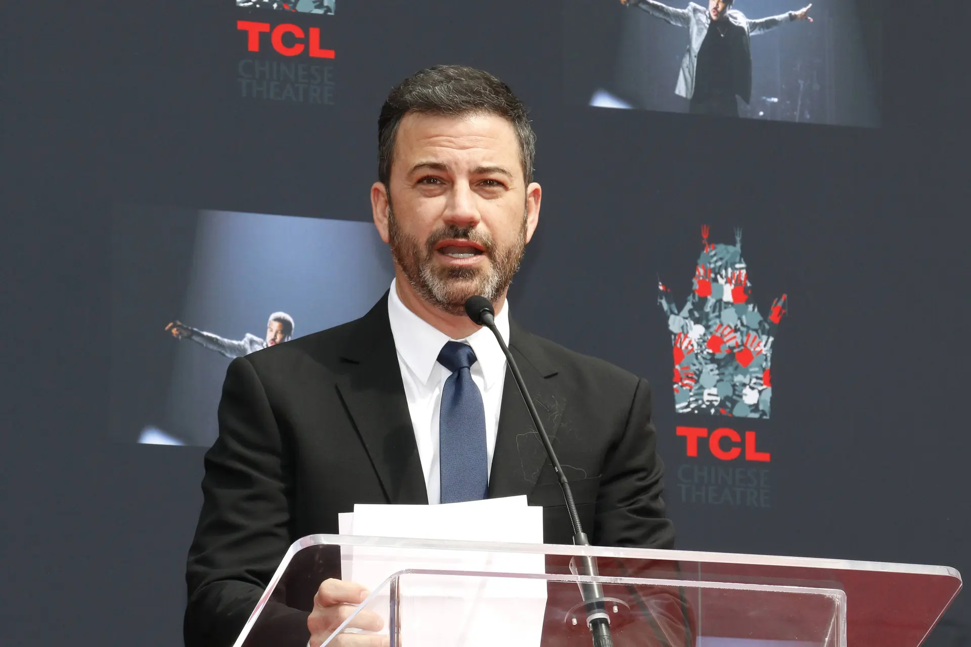 Na schorsing weer op de buis: Jimmy Kimmel huilt om Kirk en sneert naar Trump