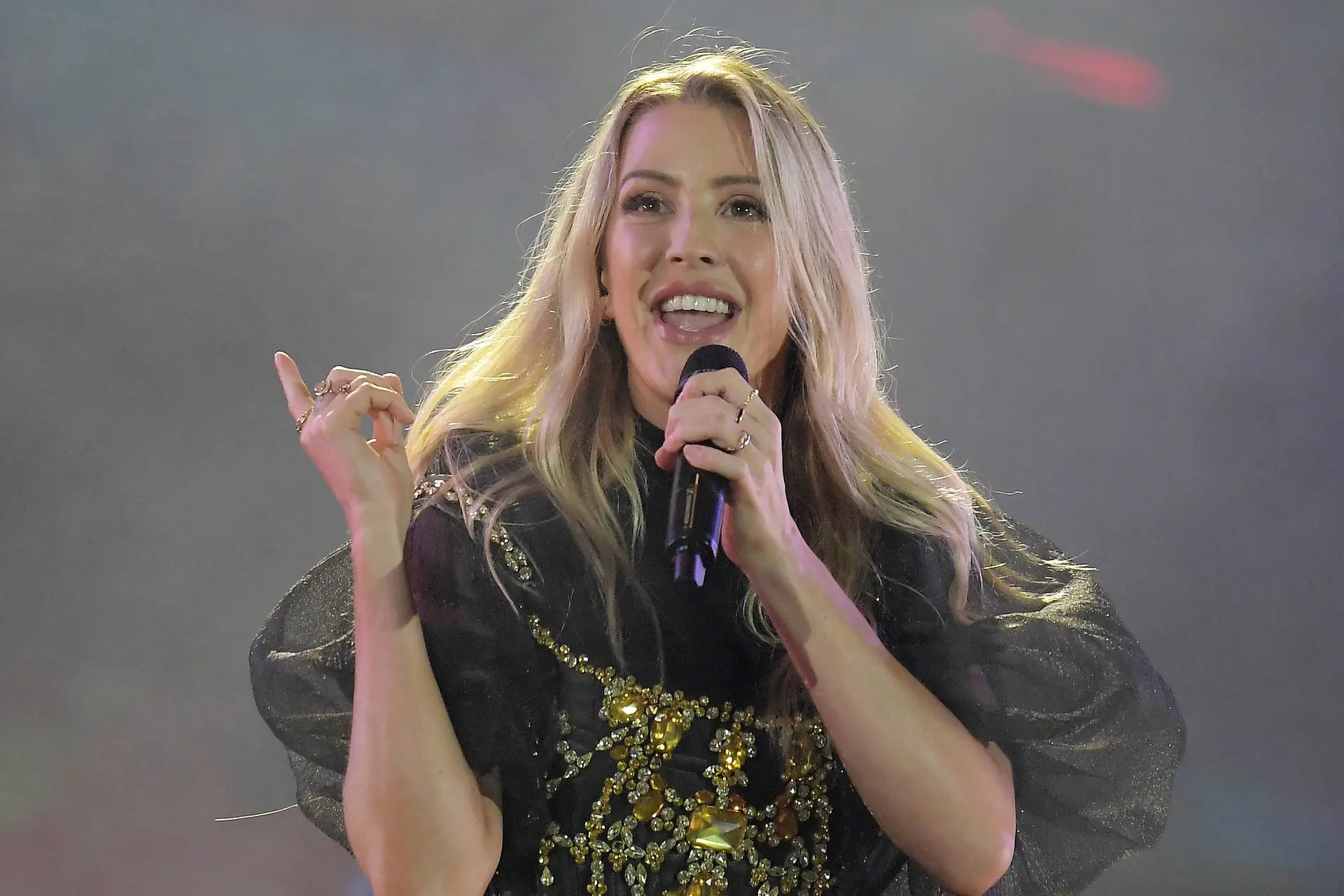 Popster Ellie Goulding valt Britten aan: “Schaam me voor mijn land” na protest tegen asielzoekers