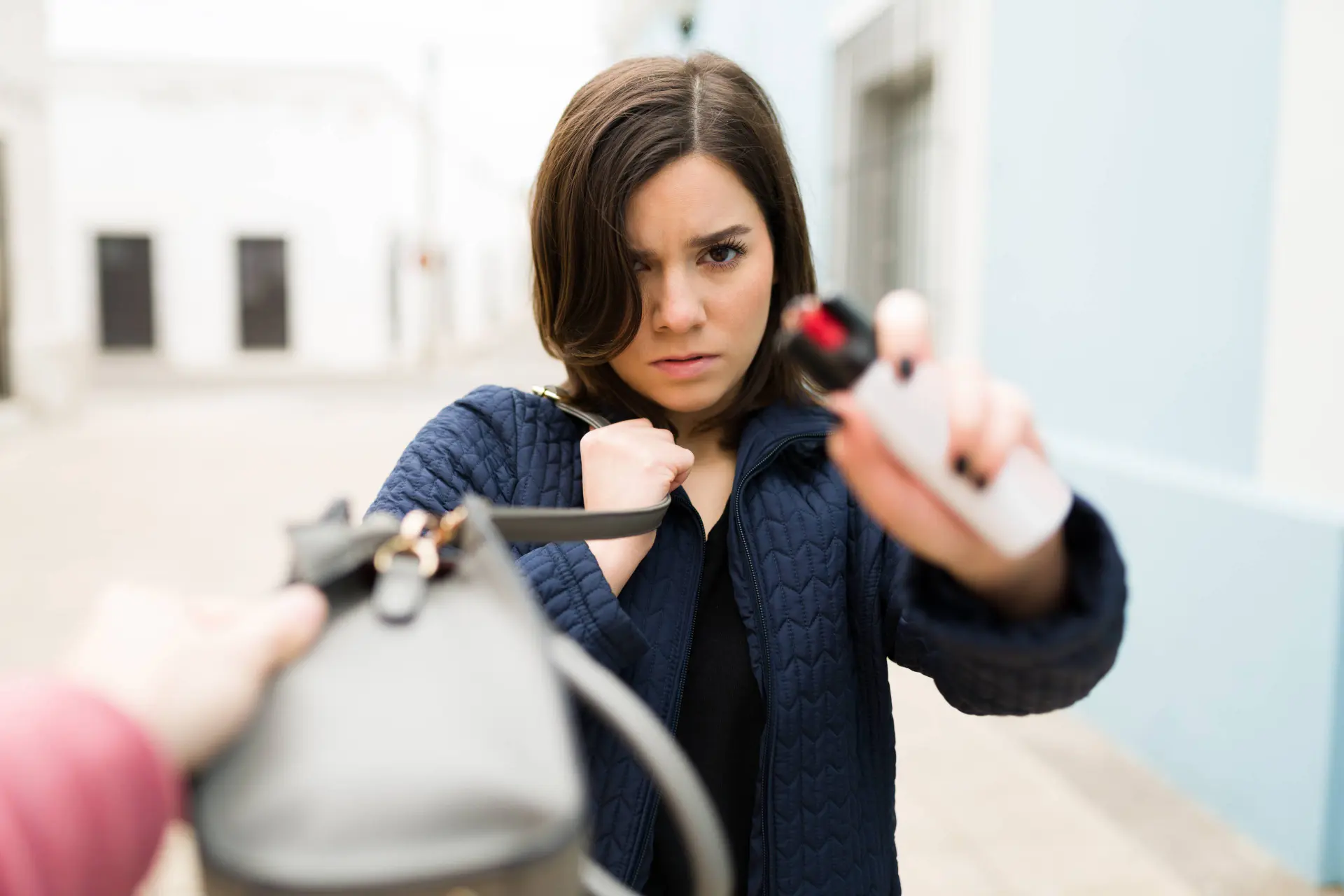 Wanstaltig! Politiebond tegen legalisering pepperspray – maar vrouwen moeten zichzelf kunnen verdedigen