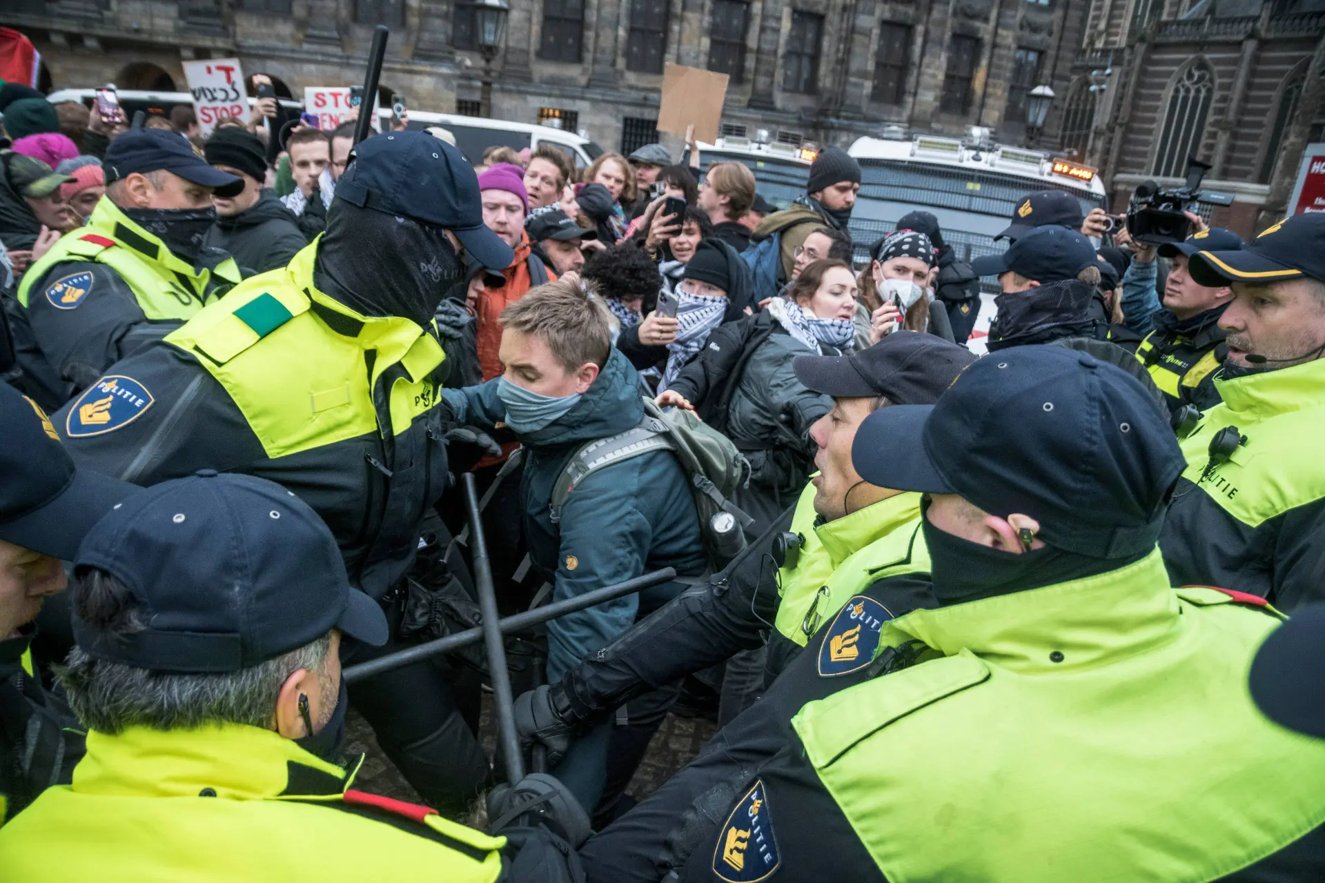 Schokkend geweld Hoofddorp: Jongeren plunderen winkel na AZC-protest – Burgemeester furieus over rellen