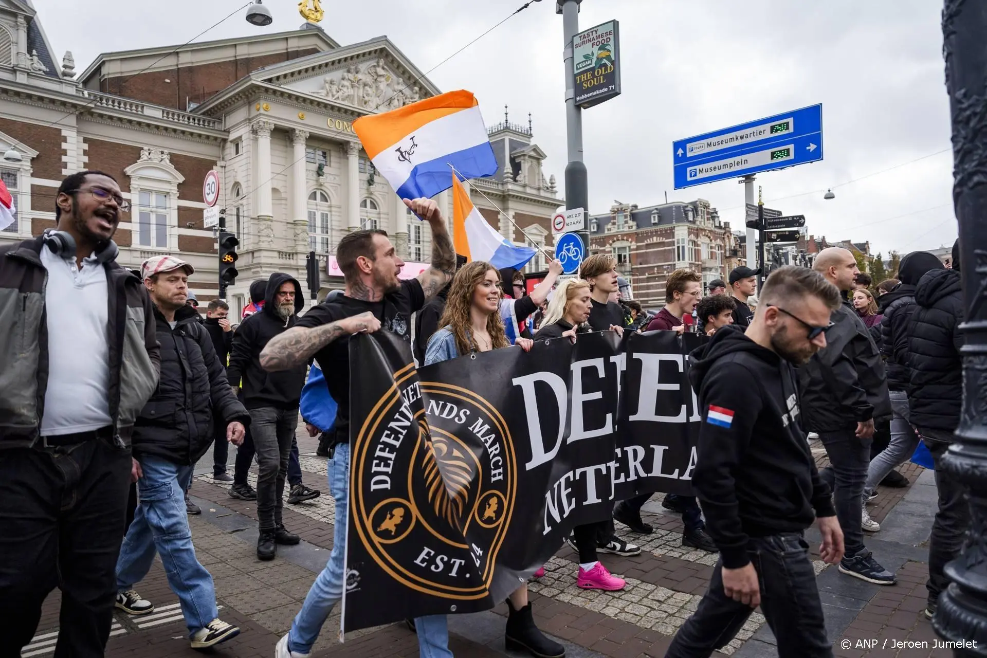 Anti-immigratiedemonstranten trekken door Amsterdam 