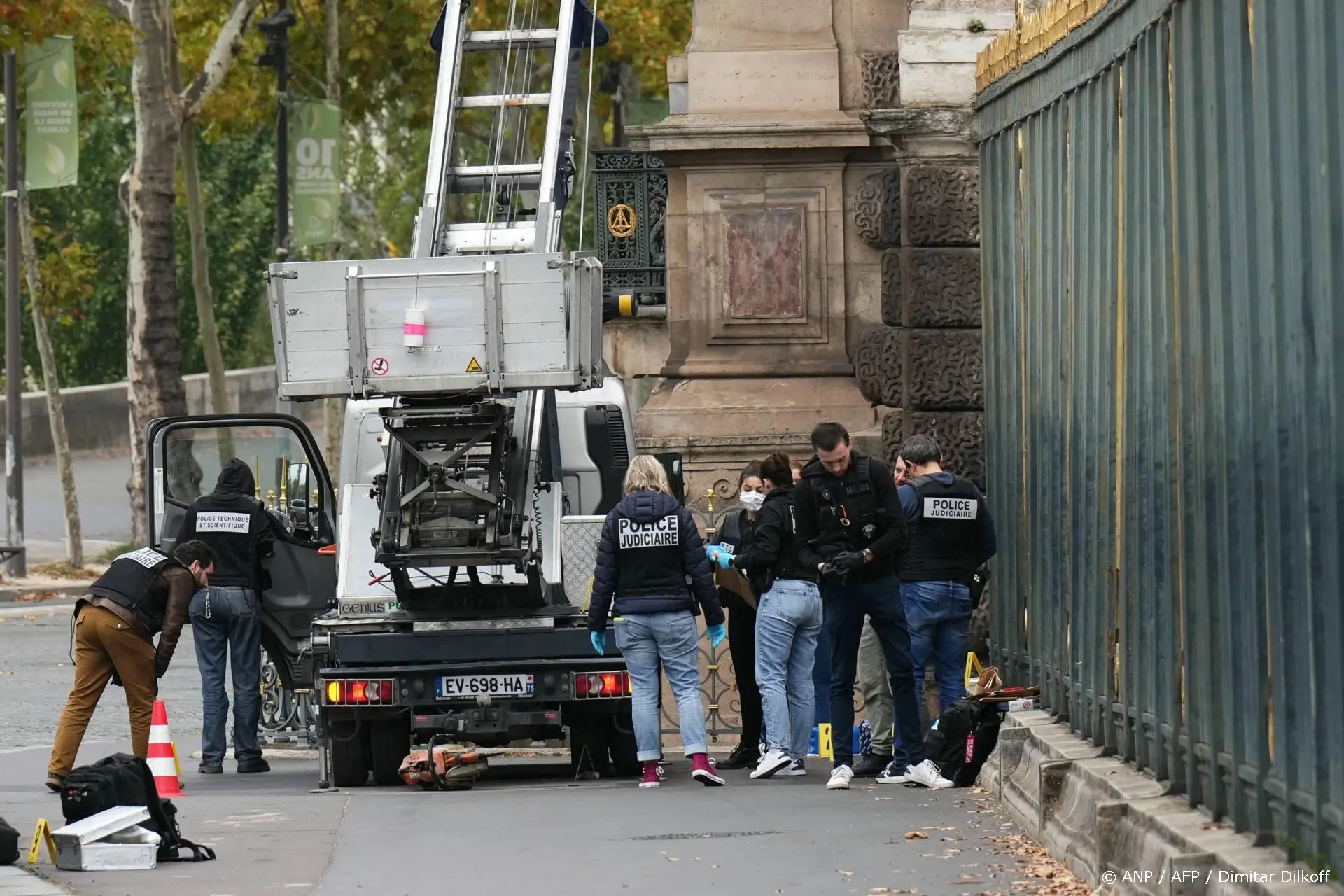 Twee verdachten opgepakt om juwelenroof Louvre