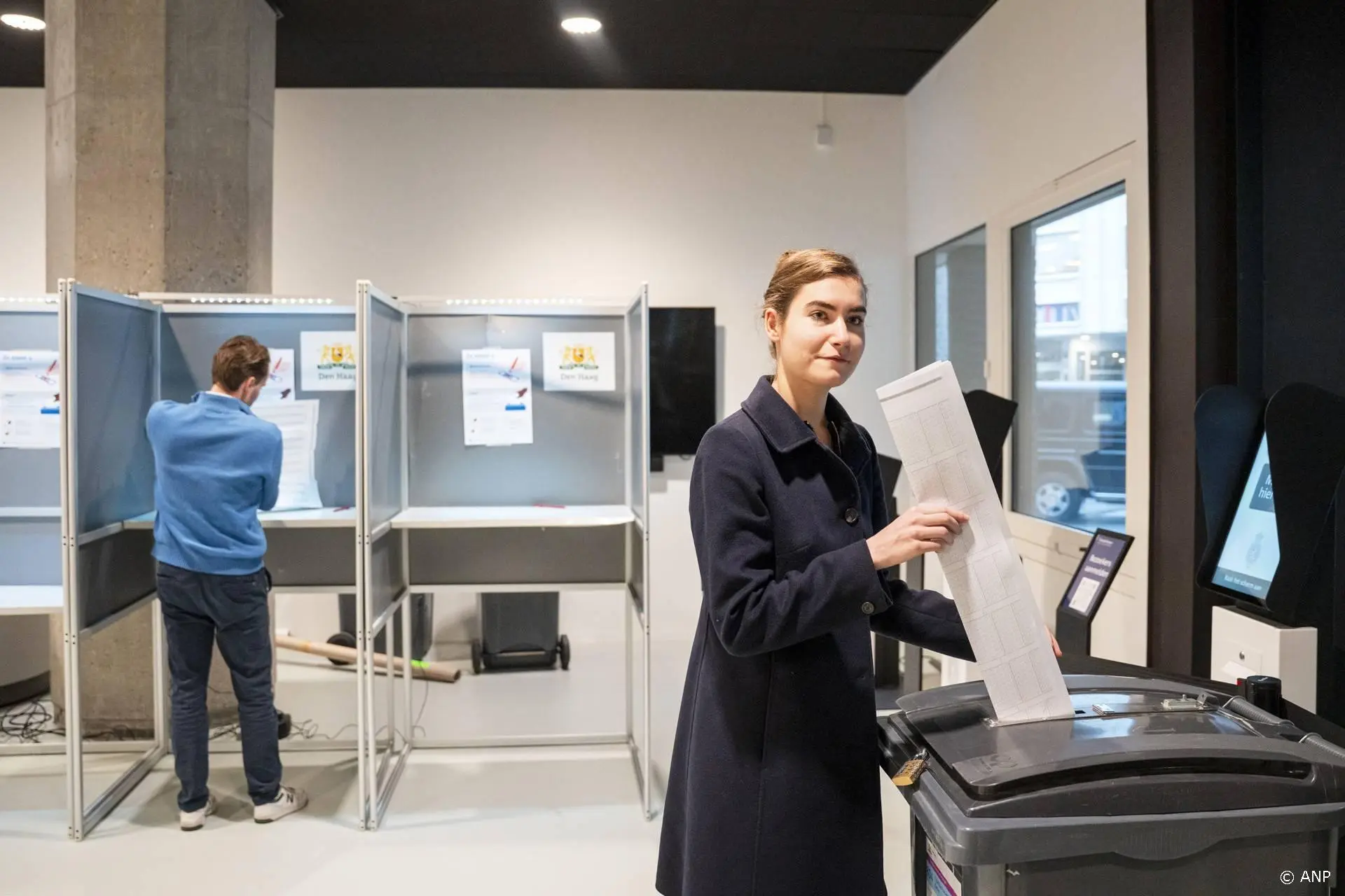Lidewij de Vos stemt voor Tweede Kamer in parlementsgebouw