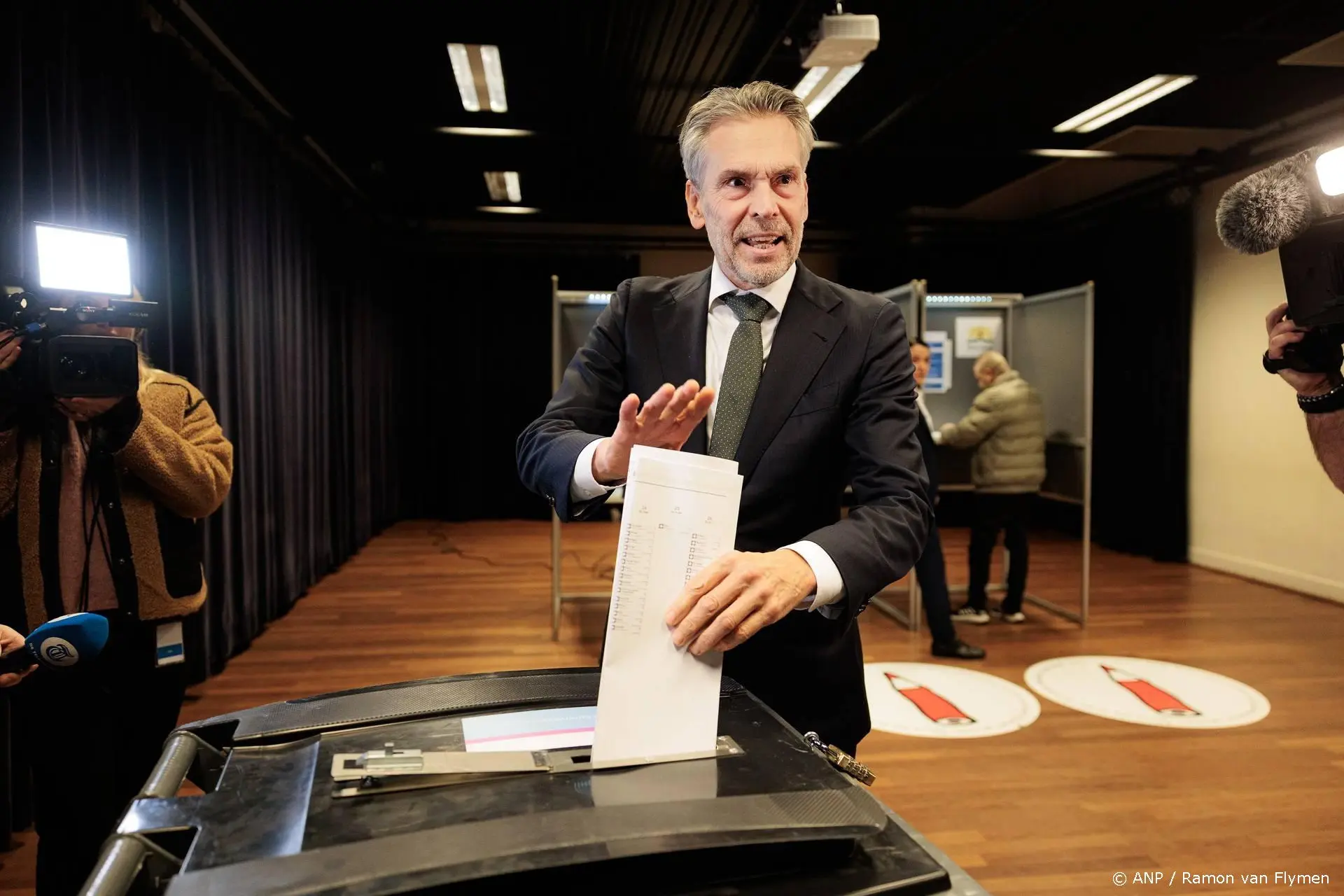 Premier Schoof brengt stem uit in theater in Den Haag