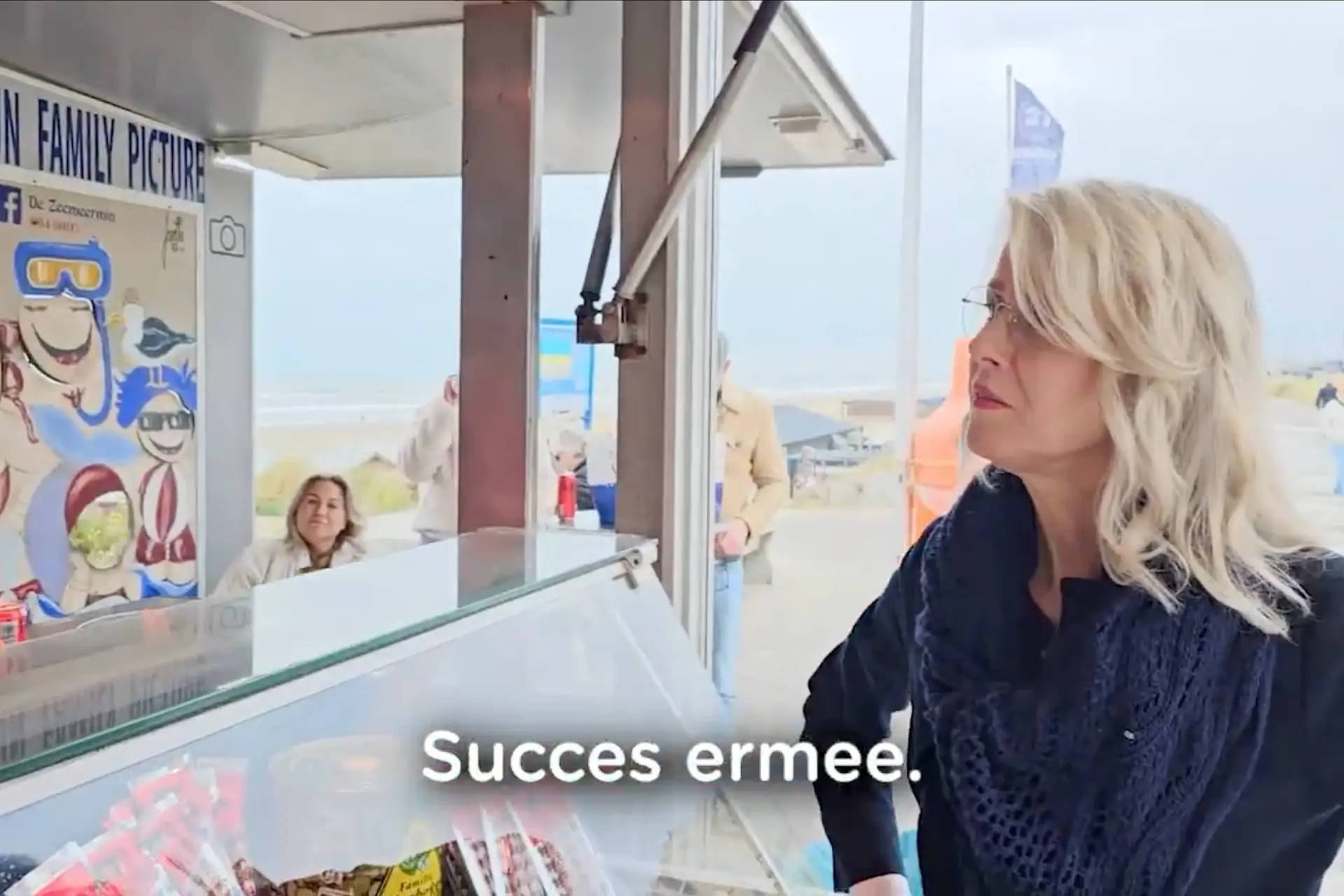 Mona Keijzer slaat terug met humor: eet broodje paling in Volendam na sneer van Klaver