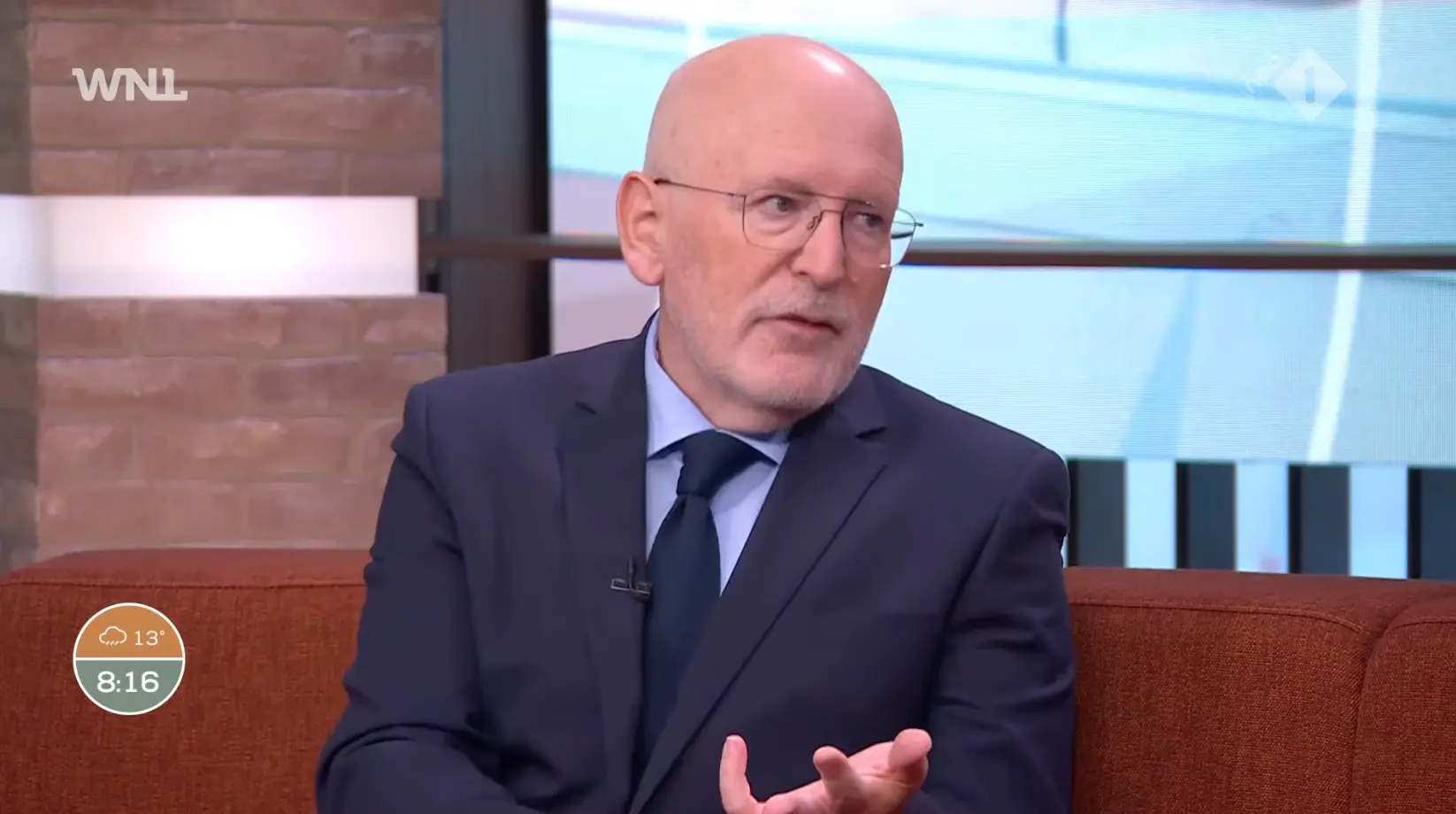 Timmermans doet alsof hij wordt afgevoerd - en maakt er vervolgens zelf verkiezingstheater van