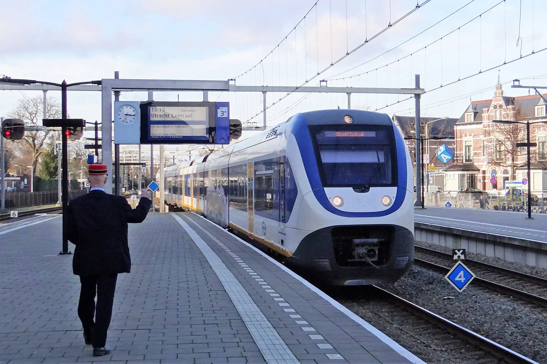 Eindelijk! Kabinet laat zwartrijdende asielzoekers straks écht betalen - VVD en BBB onder druk
