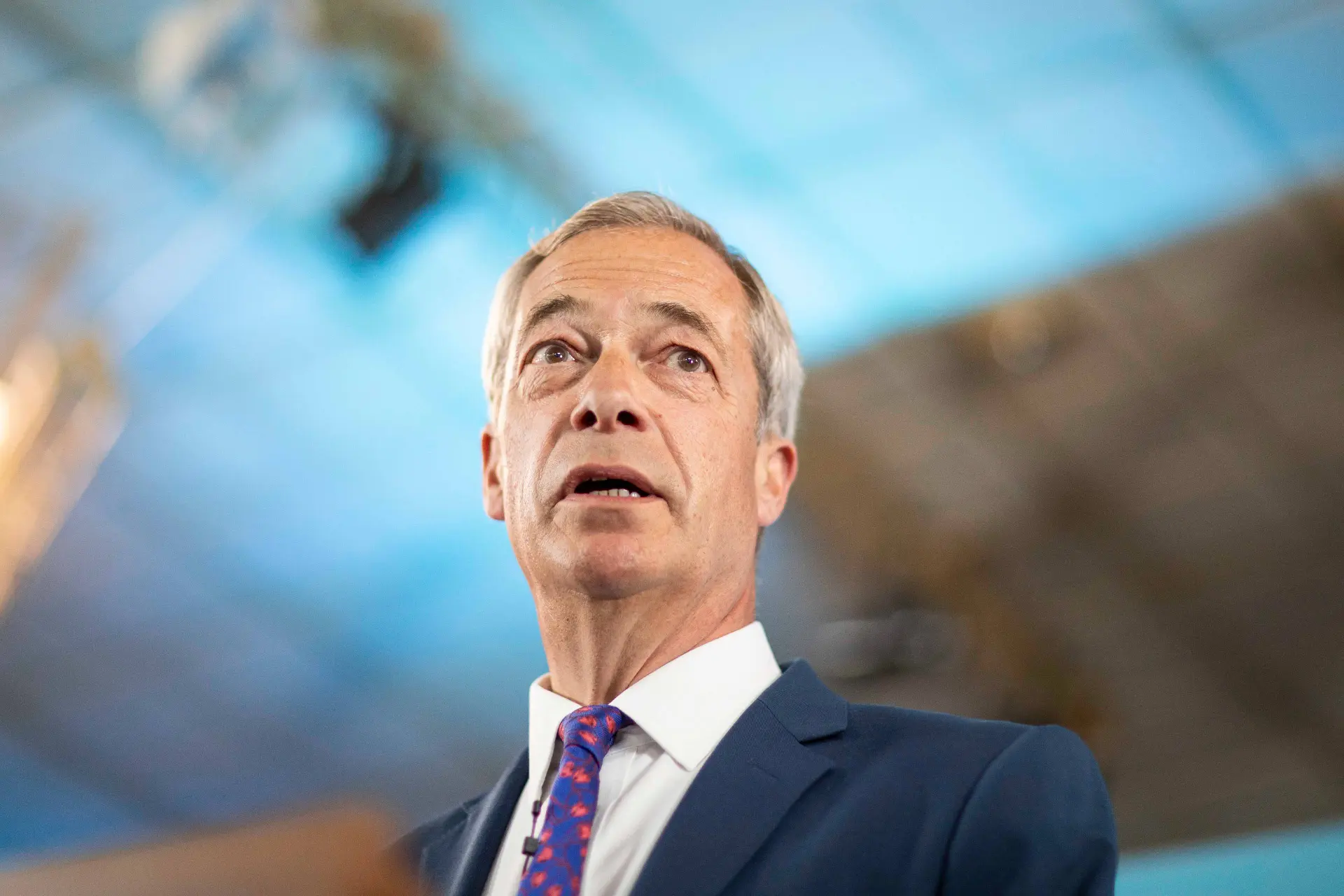 De leegloop gaat door: Nigel Farage verwelkomt 7e parlementslid nadat Tories Britse soevereiniteit verkwanselen