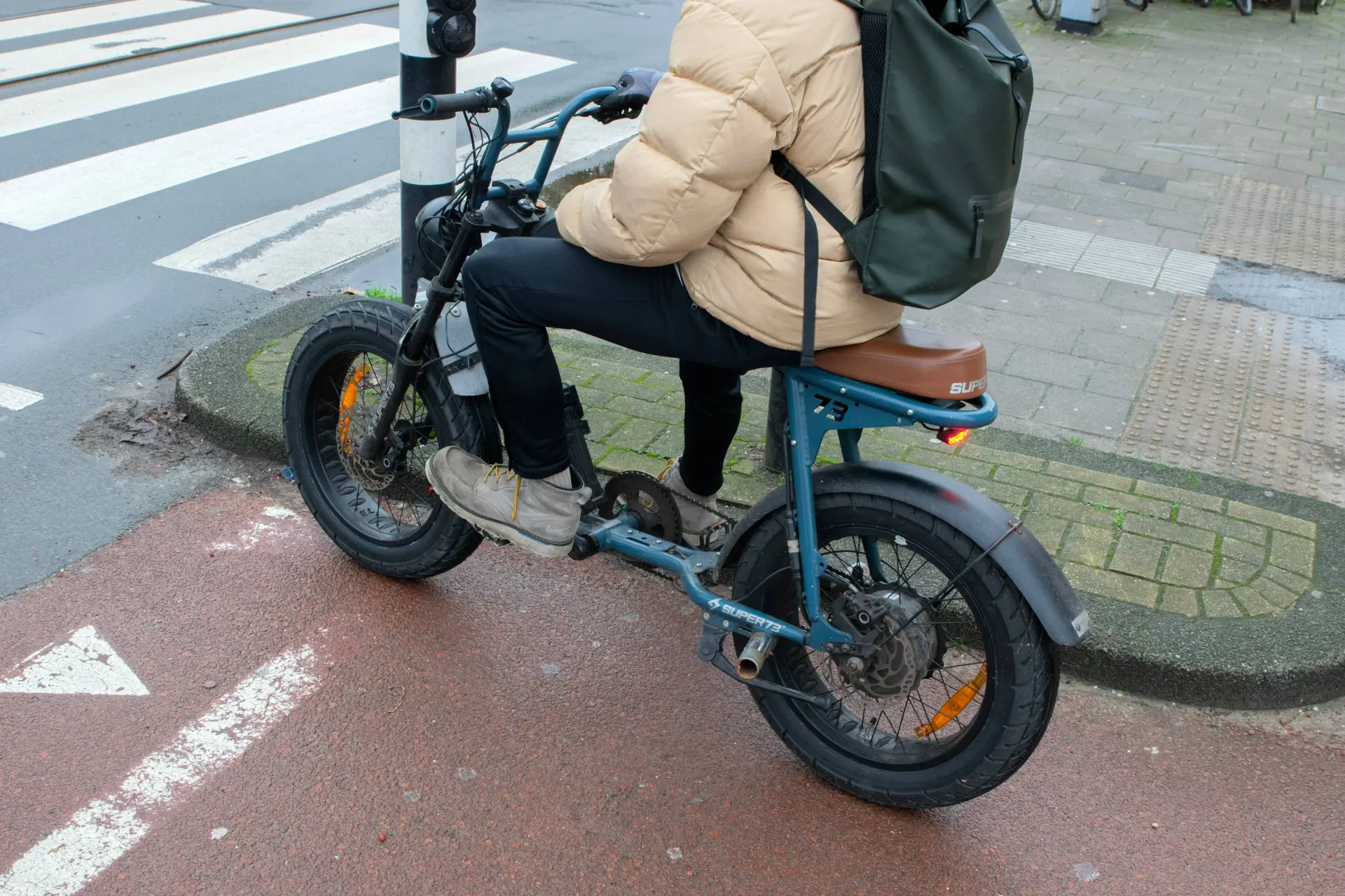 Absurd: Wijkagenten Doetinchem rijden op fatbike om respect te winnen bij hangjeugd