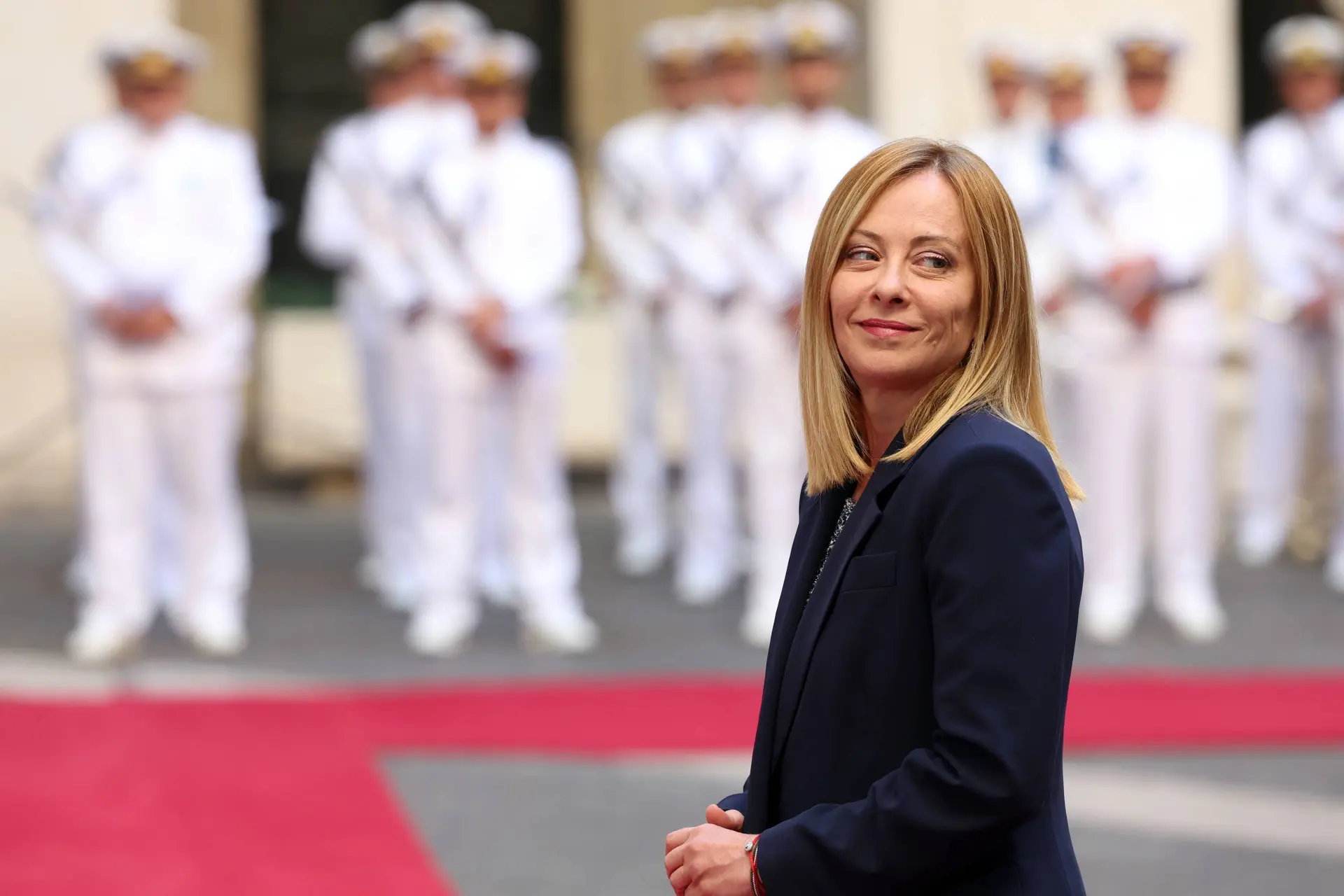 Meloni pakt islamitisch separatisme keihard aan: boerka wordt verboden in Italië