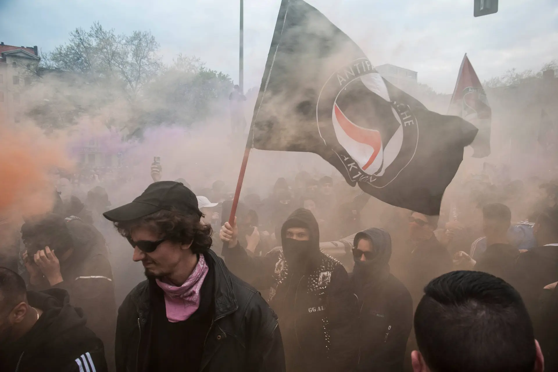 Internetsensatie Bender (16) bedreigd door Antifa: ‘Ze vonden m’n adres’