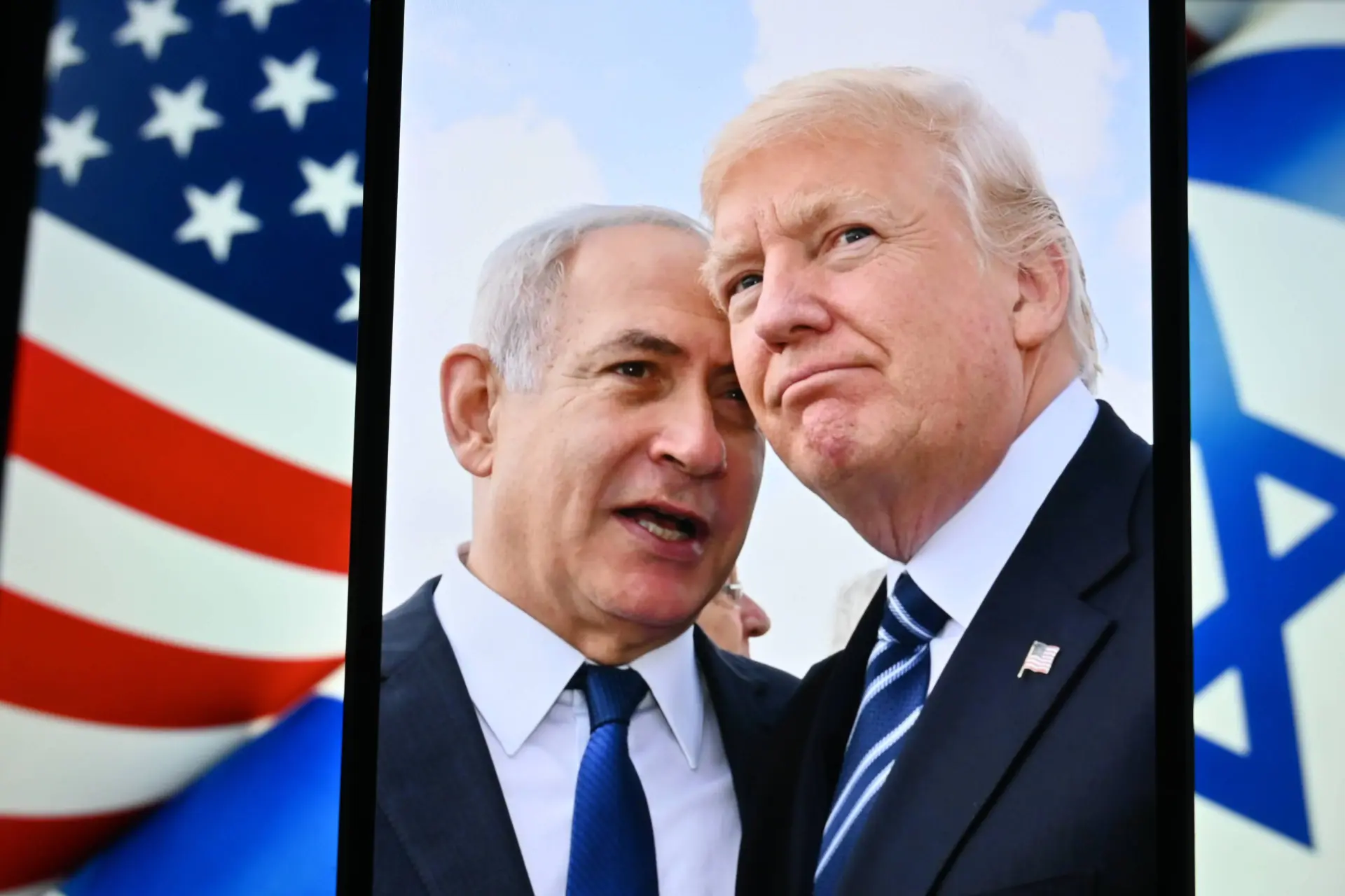 Netanyahu fluisterde in het oor van Trump: Hoe Israël Amerika de catastrofale oorlog met Iran in sleepte