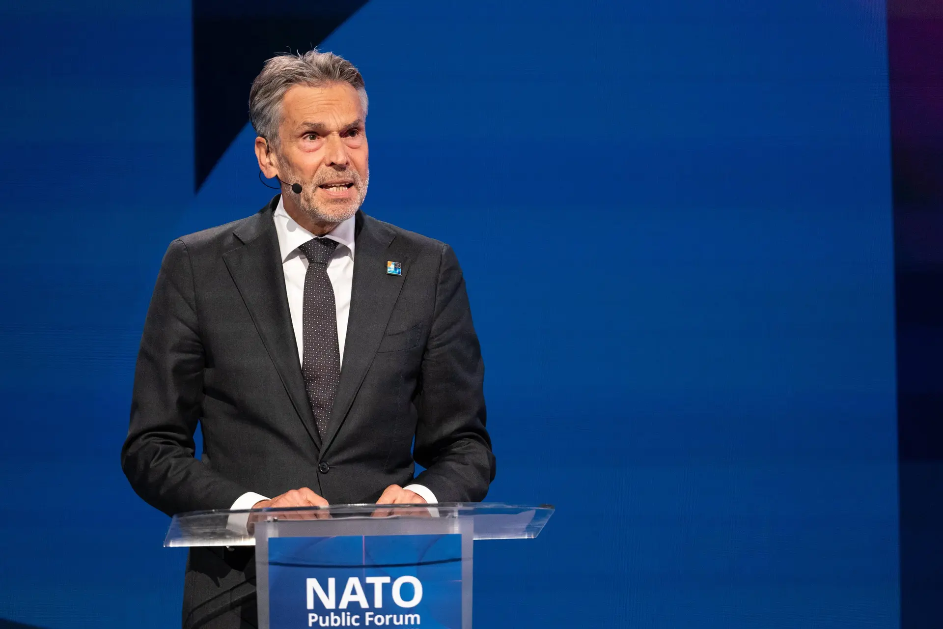 Premier Schoof roept "Slava Ukraini!" – compleet losgeslagen op X