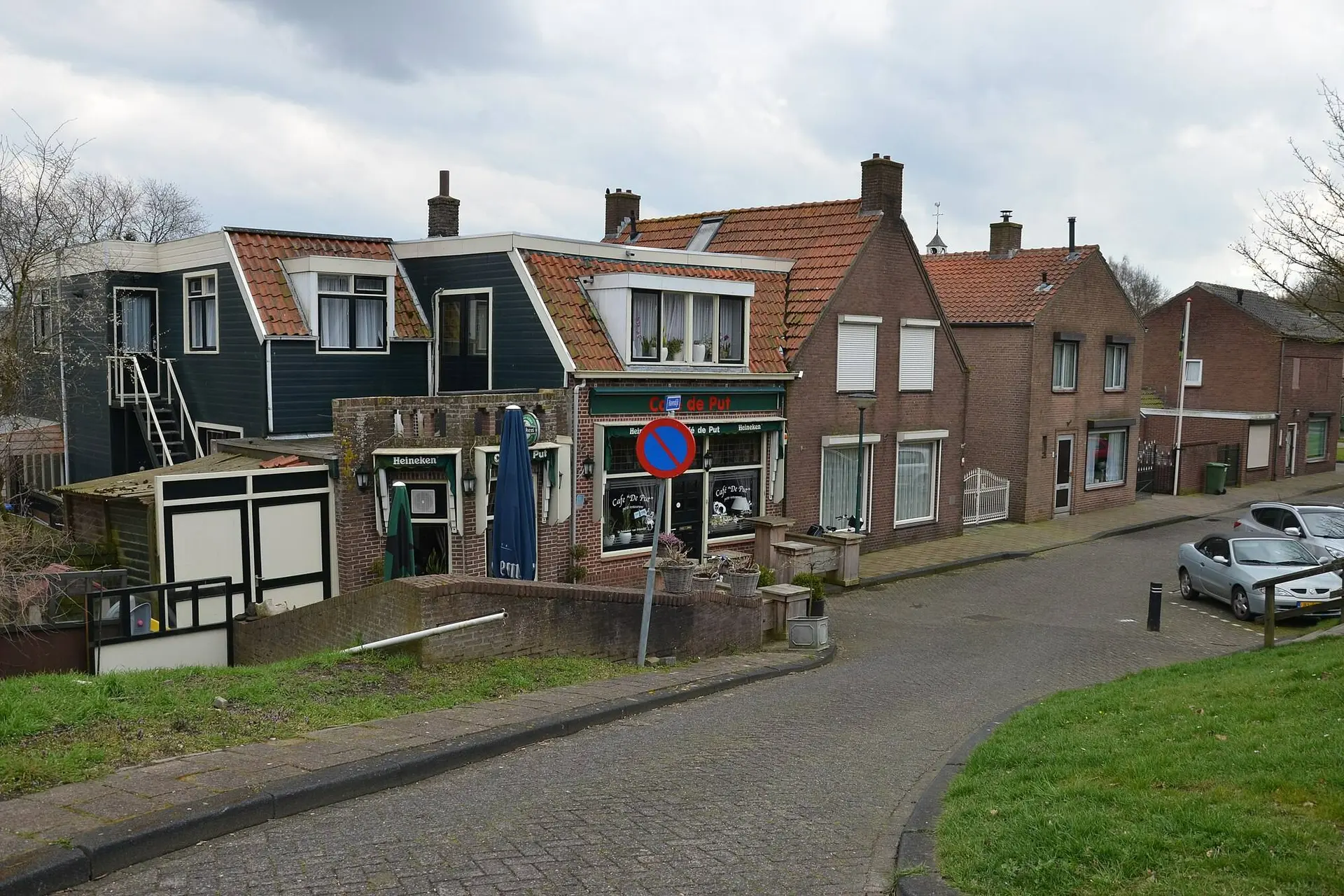 Woede, wanhoop en tranen: bewoners Moerdijk voelen zich verraden door plan om dorp op te heffen