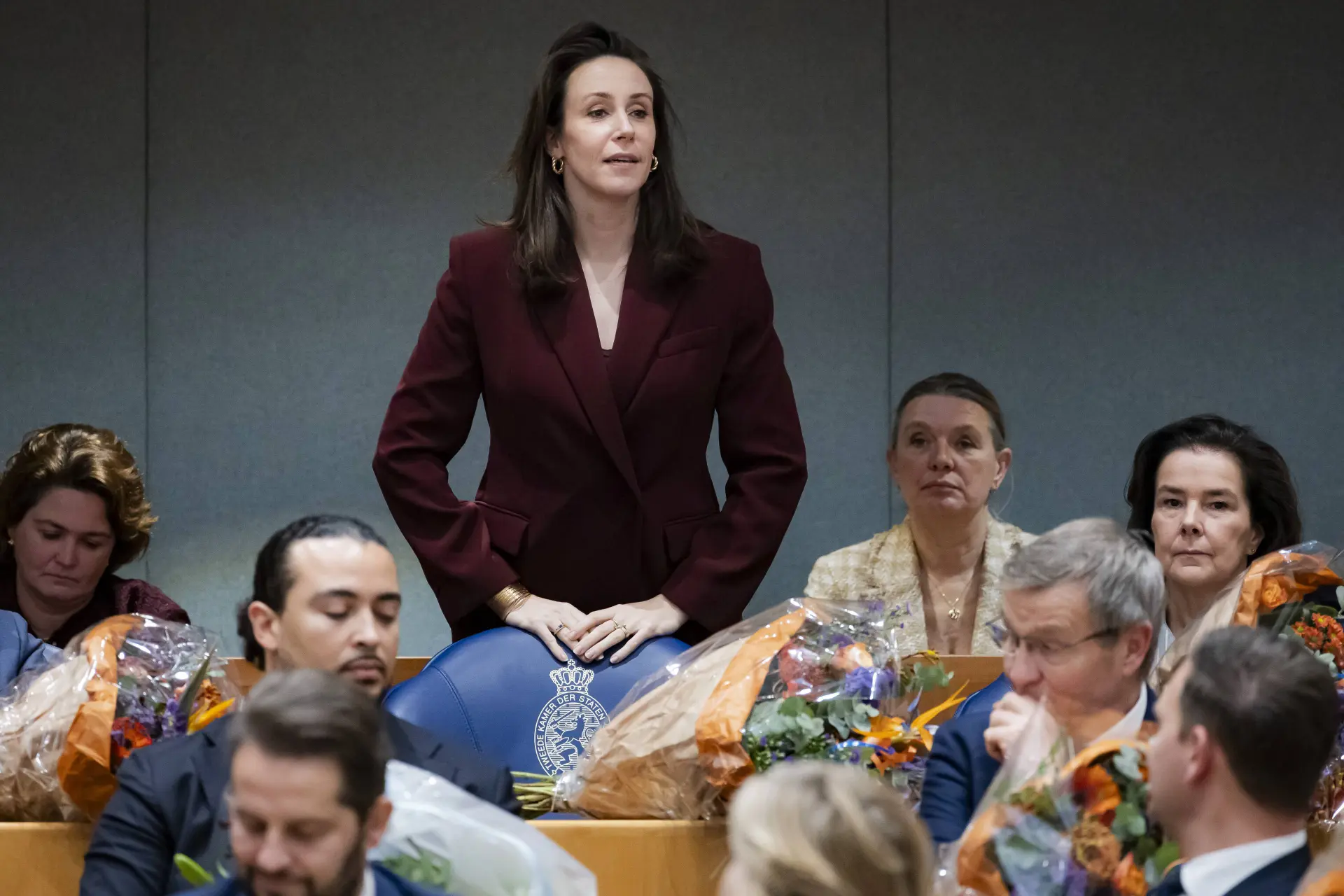 Gênante vertoning: VVD-hittepetit Claire Martens bespringt Kamervoorzitter met benen in de lucht - Wat een circus!
