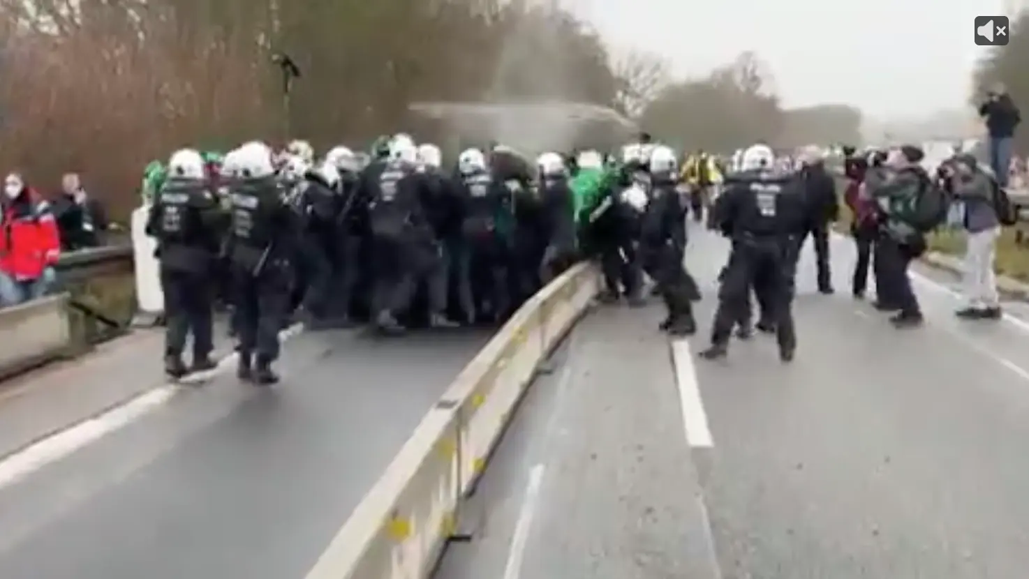 Veldslag in Giessen: Politie moet waterkanonnen inzetten tegen 'intolerant links' dat democratie haat